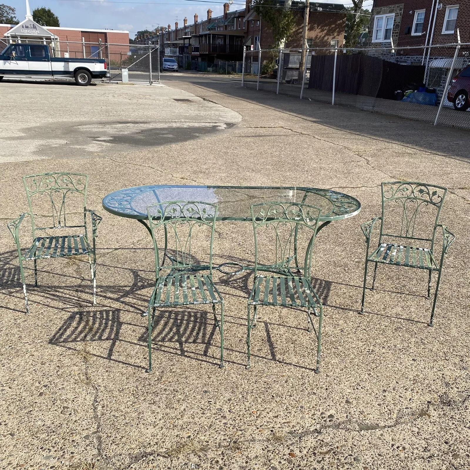 Vintage Salterini Leaf & Vine Wrought Iron Patio Garden Dining Set - 5 Pc Set. La liste comprend (2) fauteuils, (2) chaises d'appoint, une grande table de salle à manger ovale en verre, un motif de feuilles et de vignes, des sièges à sangles en