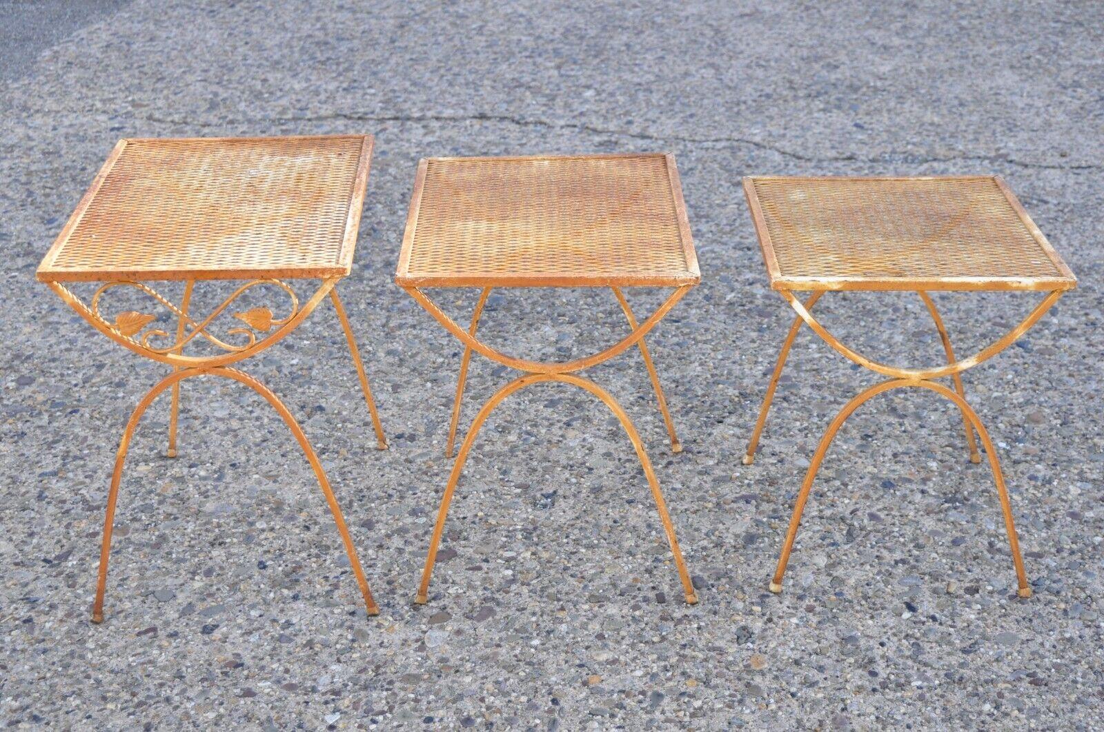 20ième siècle Salterini - Ensemble de 3 tables d'appoint gigognes en fer forgé du milieu du siècle dernier en vente
