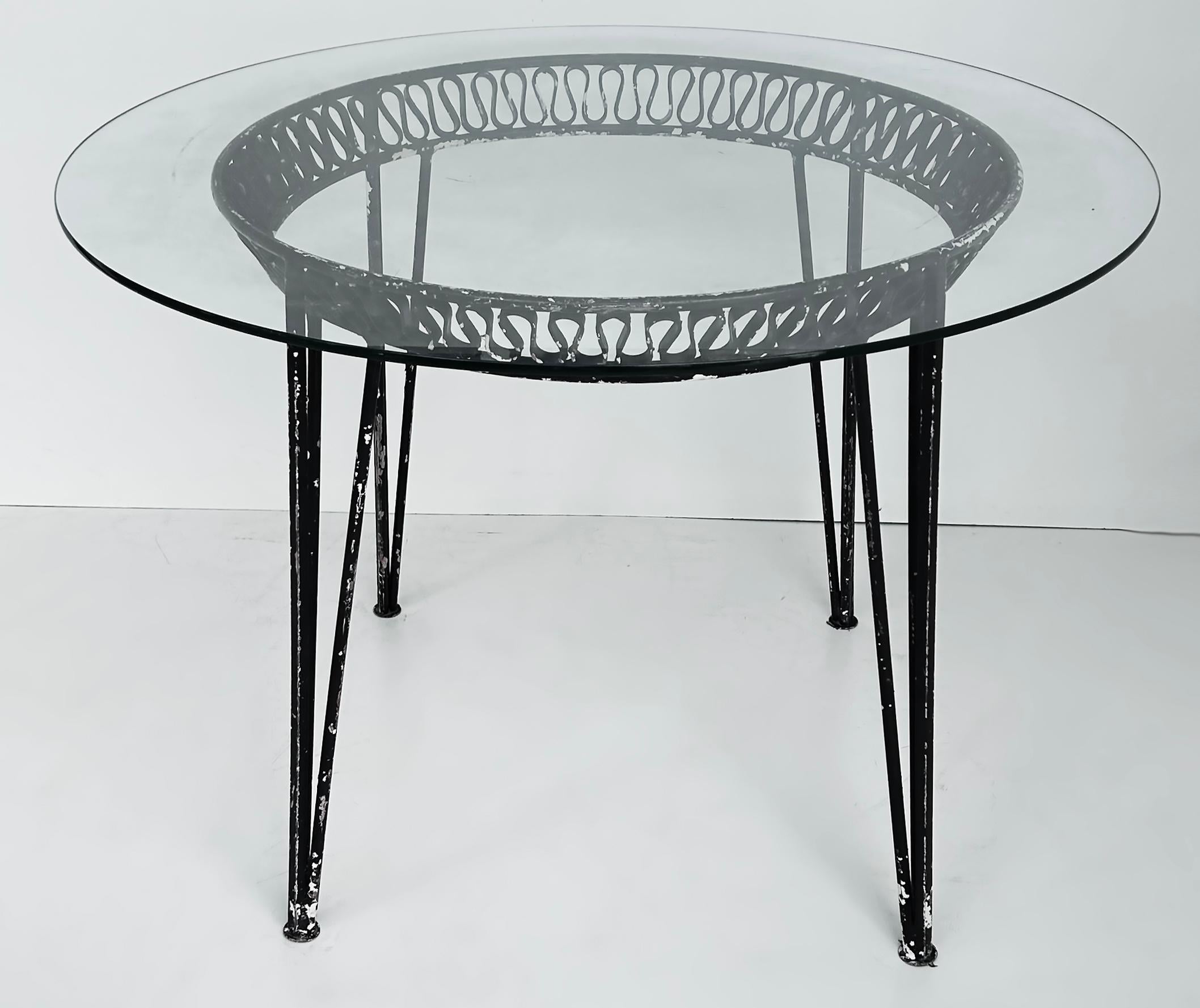 Mid-Century Modern Table ronde moderne du milieu du 20e siècle de style Salterini Ribbon avec plateau en verre en vente