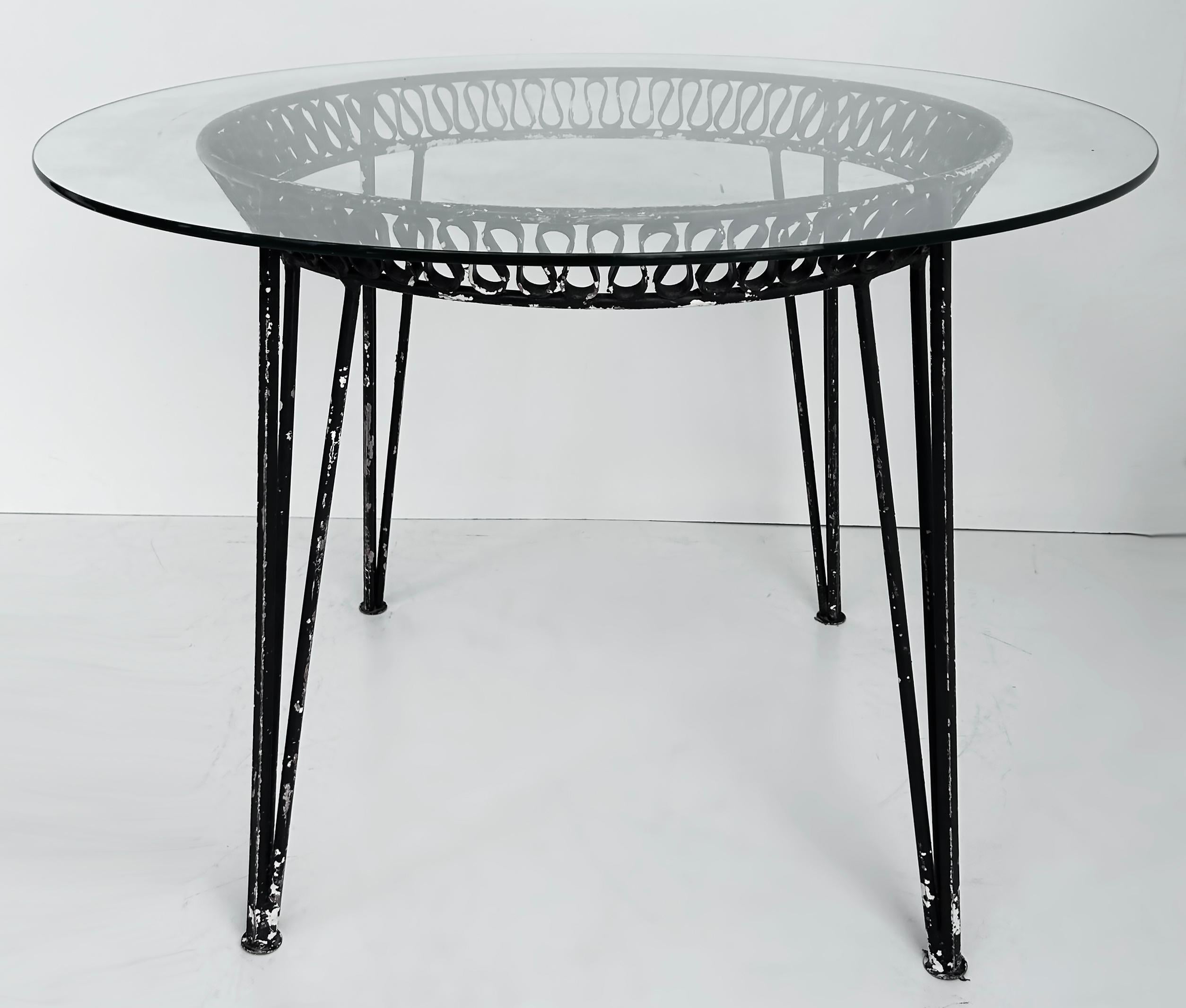 20ième siècle Table ronde moderne du milieu du 20e siècle de style Salterini Ribbon avec plateau en verre en vente