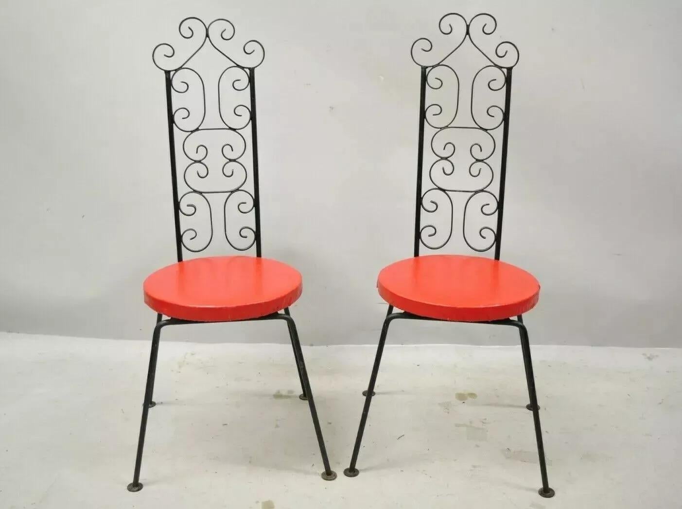 Sedie laterali in ferro battuto a scorrimento in stile Salterini vintage di Tip Top - una coppia. L'articolo presenta uno schienale a volute, una seduta rotonda imbottita in vinile, una struttura in ferro battuto, un'etichetta originale, una coppia