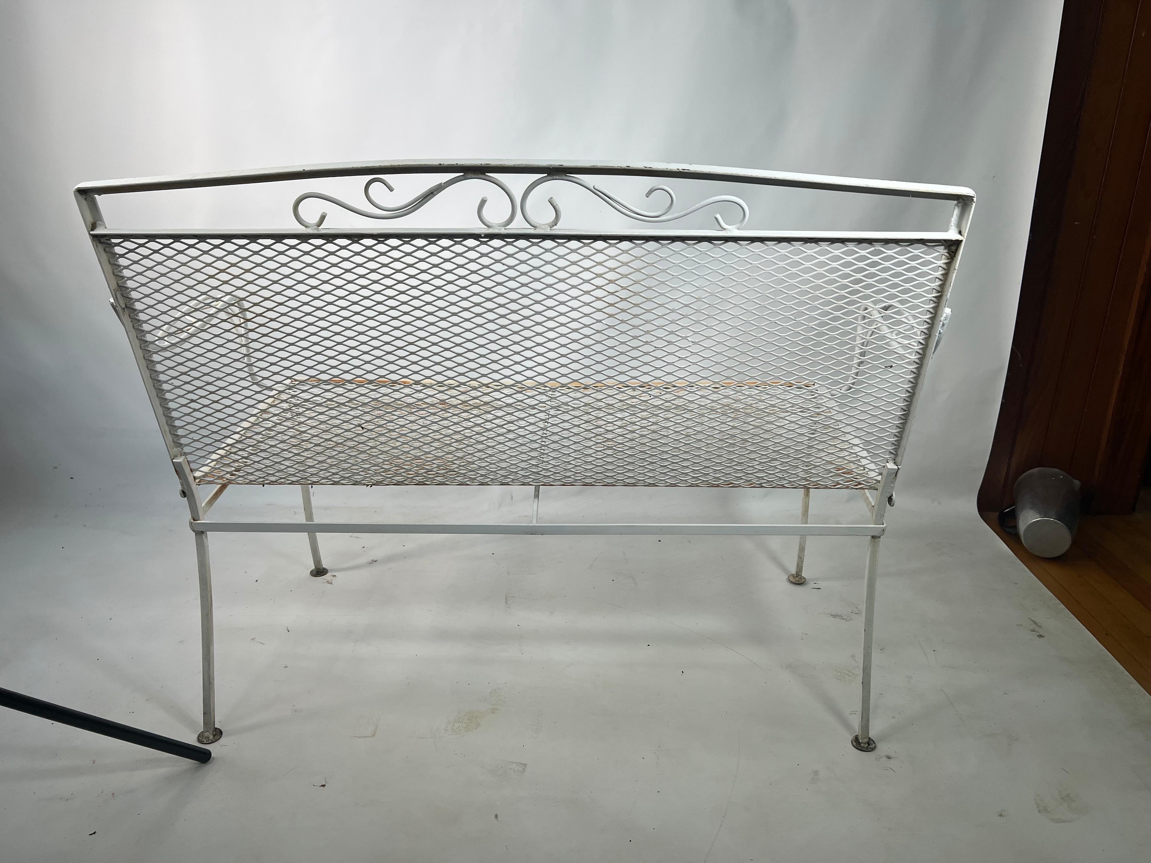 Vintage Salterini Style Wrought Iron Garden Patio Settee In Good Condition For Sale In Esperance, NY