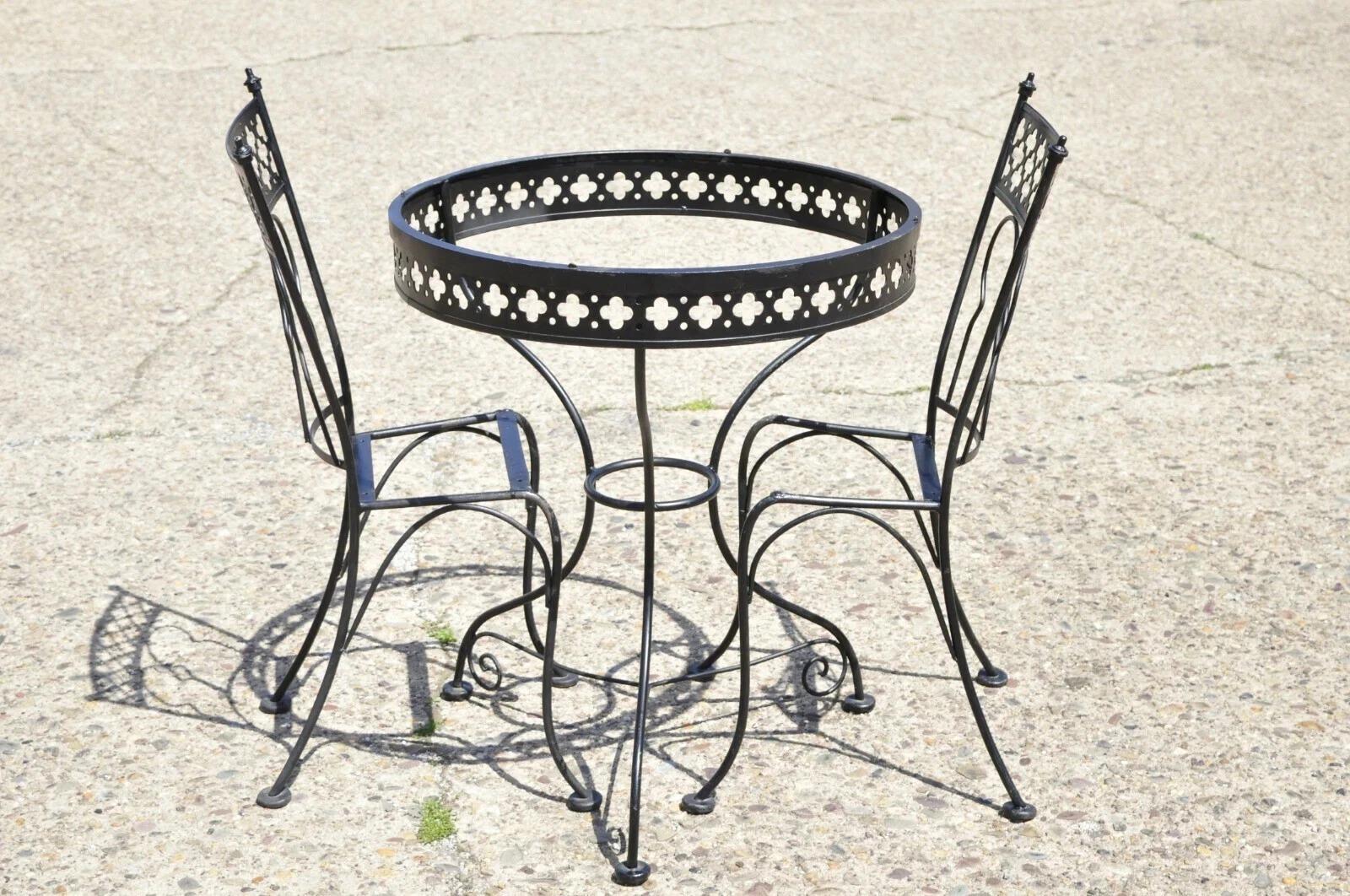 Ensemble de salle à manger bistro en fer forgé Vintage By Salterini - 3 pc. La liste comprend (1) petite table à manger ronde, (2) chaises d'appoint, design ajouré sur les tables et les chaises, construction en fer forgé, très bel ensemble vintage,