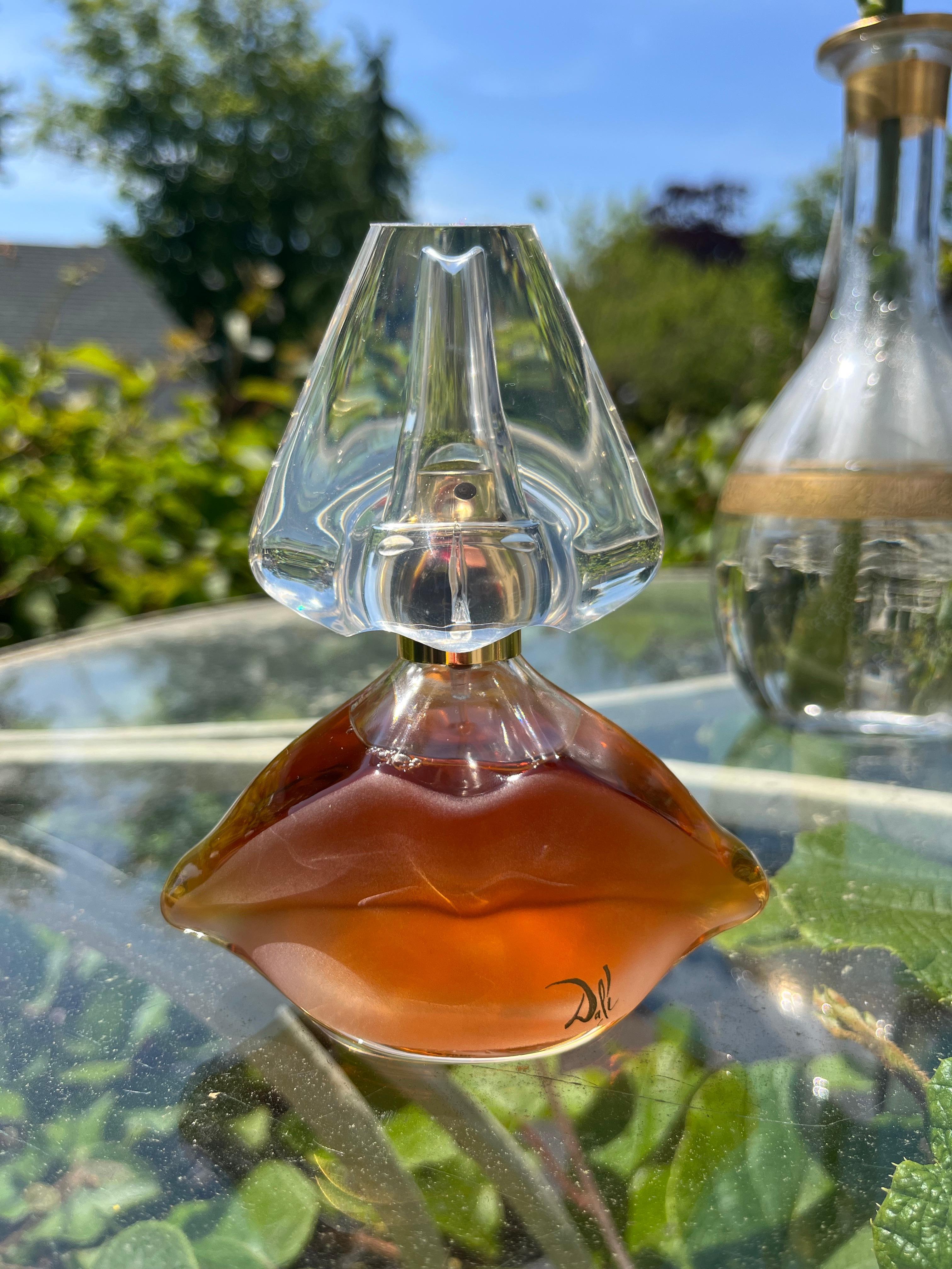 Original Vintage 1983 Salvador Dalí lips / nose shaped perfume bottle
Full w/ original sticker (No box) Made in France.
Excellent condition. Great decorative object / conversation piece or for any lover of Dalí 
Measures: 4.5