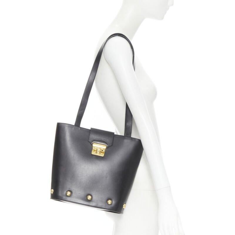 vintage SALVATORE FERRAGAMO black smooth leather gold clasp lock shoulder bag
Reference: TGAS/B01104
Brand: Salvatore Ferragamo
Model: Gold stud buckeet bag
Material: Leather
Color: Black
Pattern: Solid
Closure: Clasp
Extra Details: Black smooth