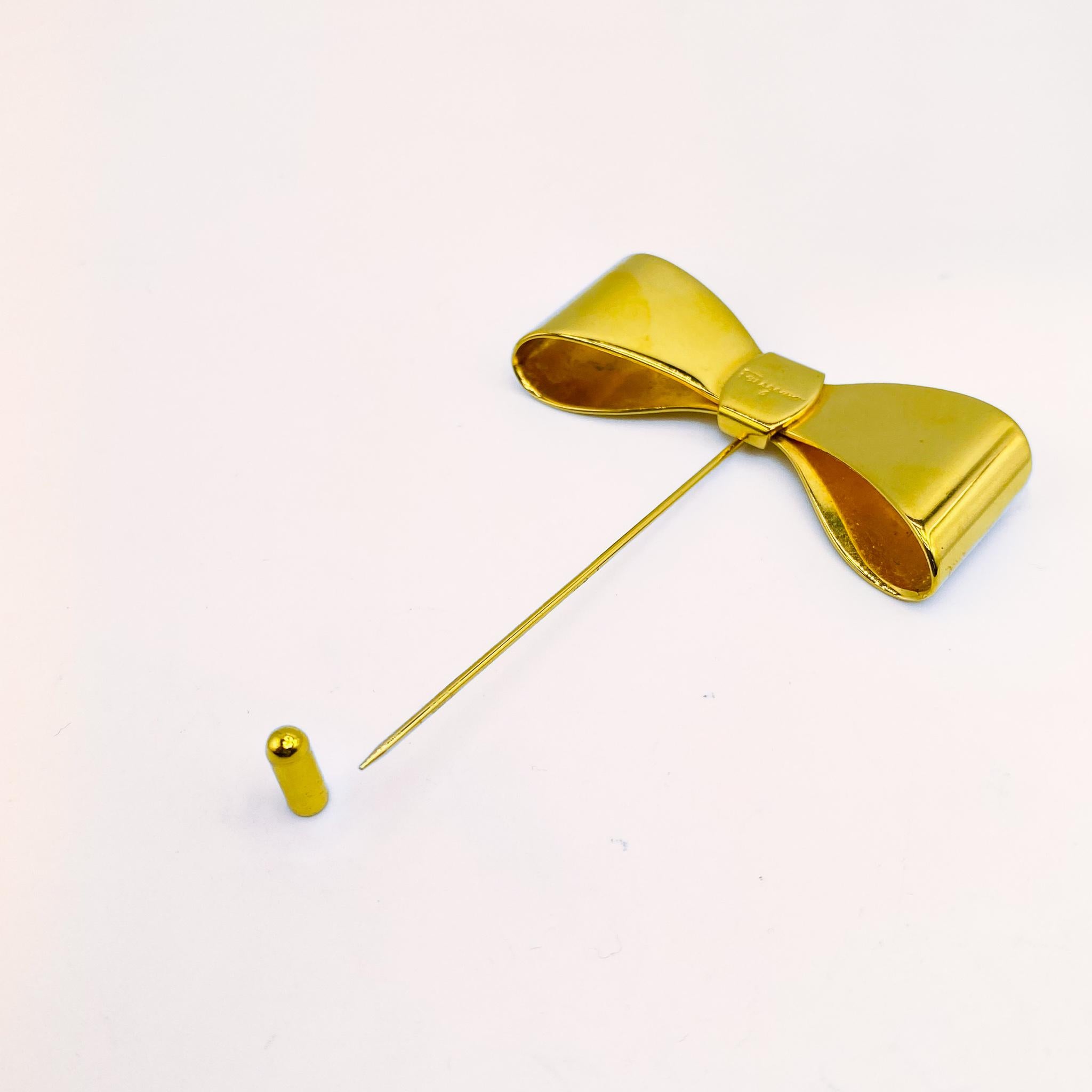 De las mujeres Broche vintage Salvatore Ferragamo chapado en oro años 90