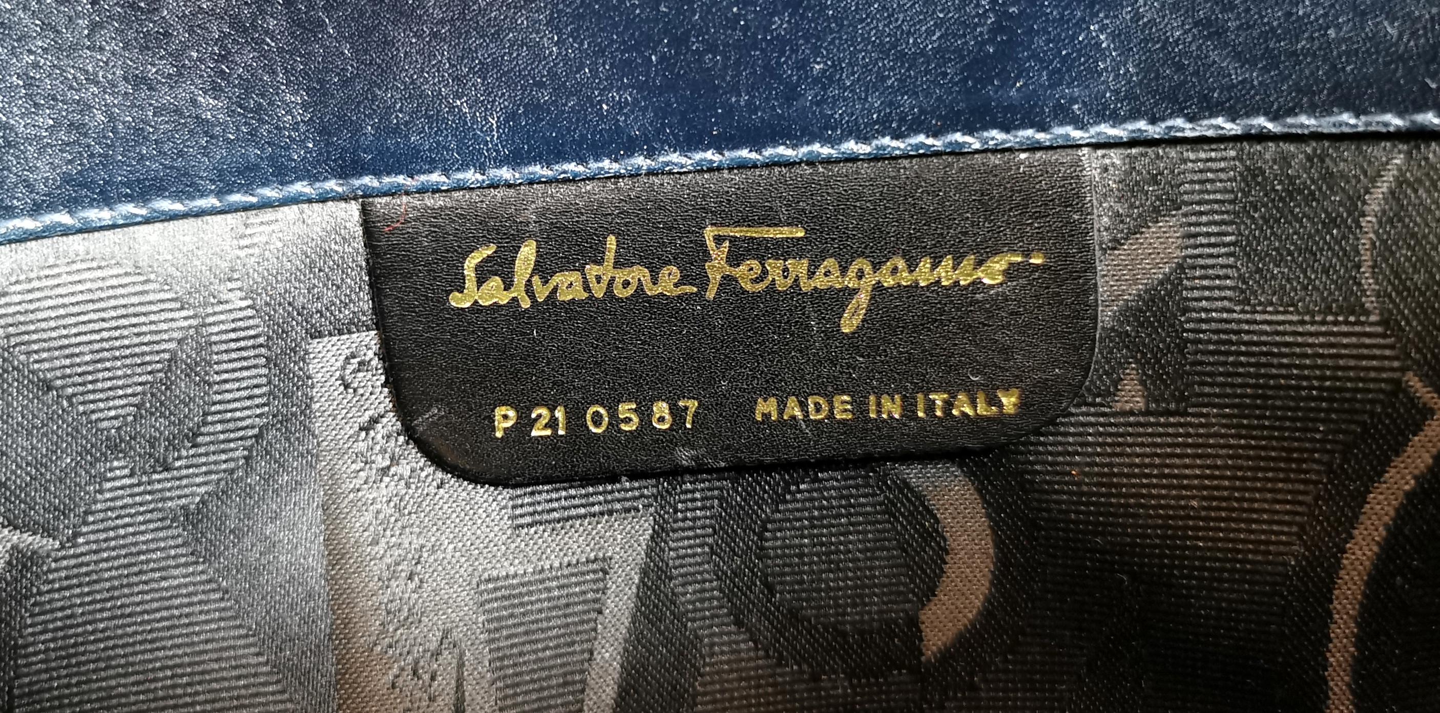 Women's Vintage Salvatore Ferragamo Ganicini collection Crossbody bag, Navy leather 