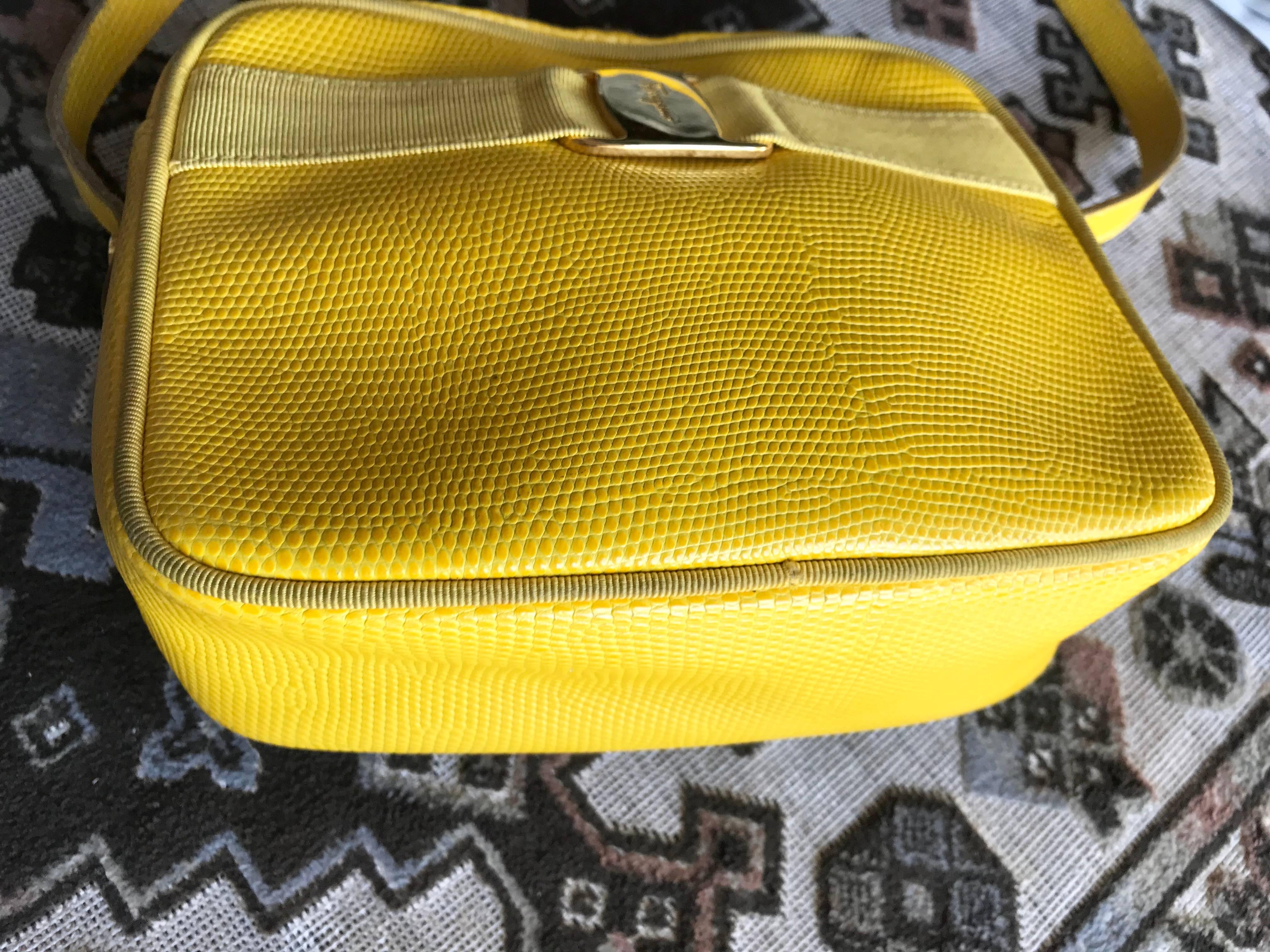 Yellow Vintage Salvatore Ferragamo lizard embossed yellow leather shoulder bag. Vara For Sale