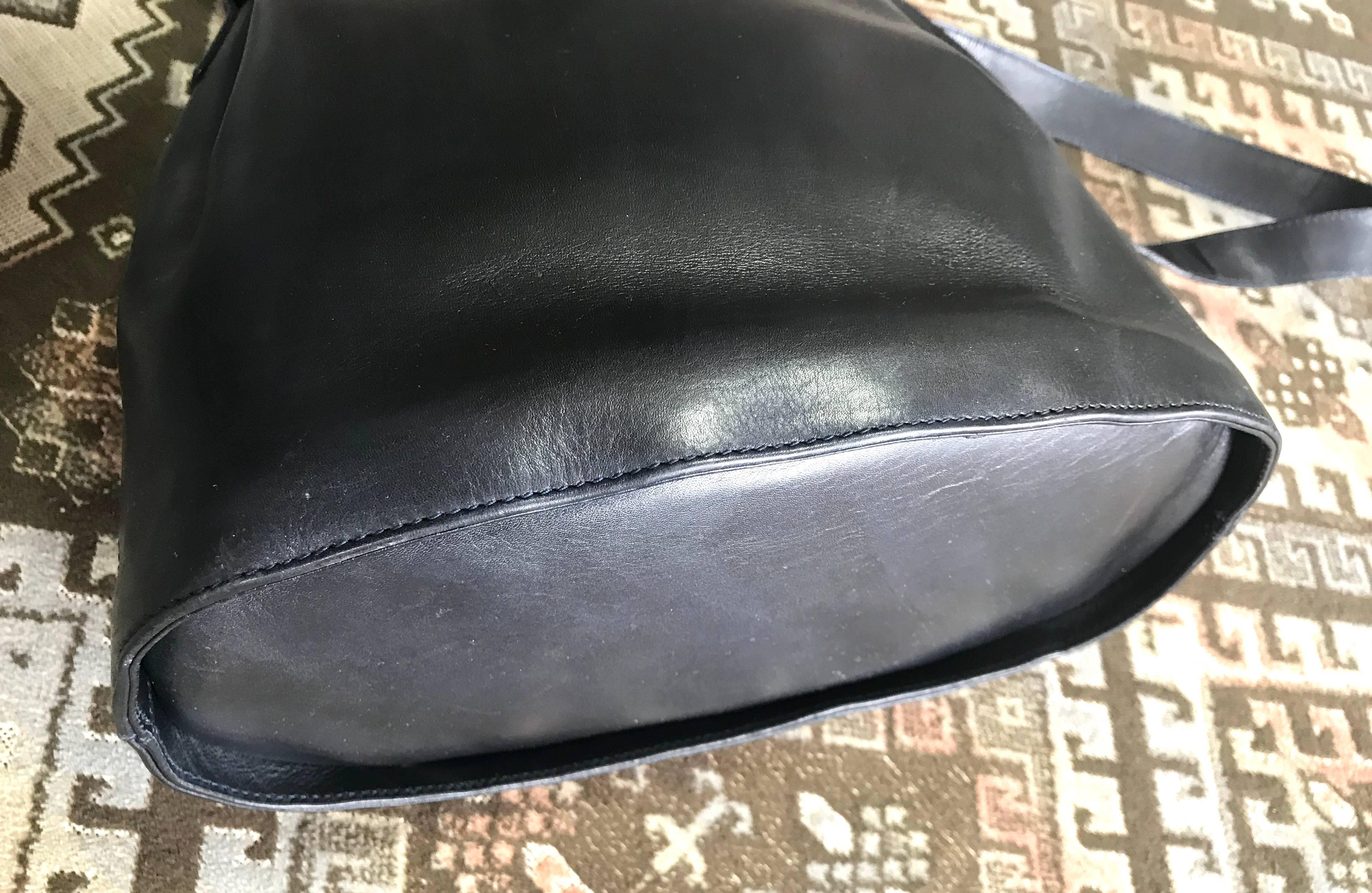 Vintage Salvatore Ferragamo navy leather hobo shoulder bag with gancini motif. For Sale 2