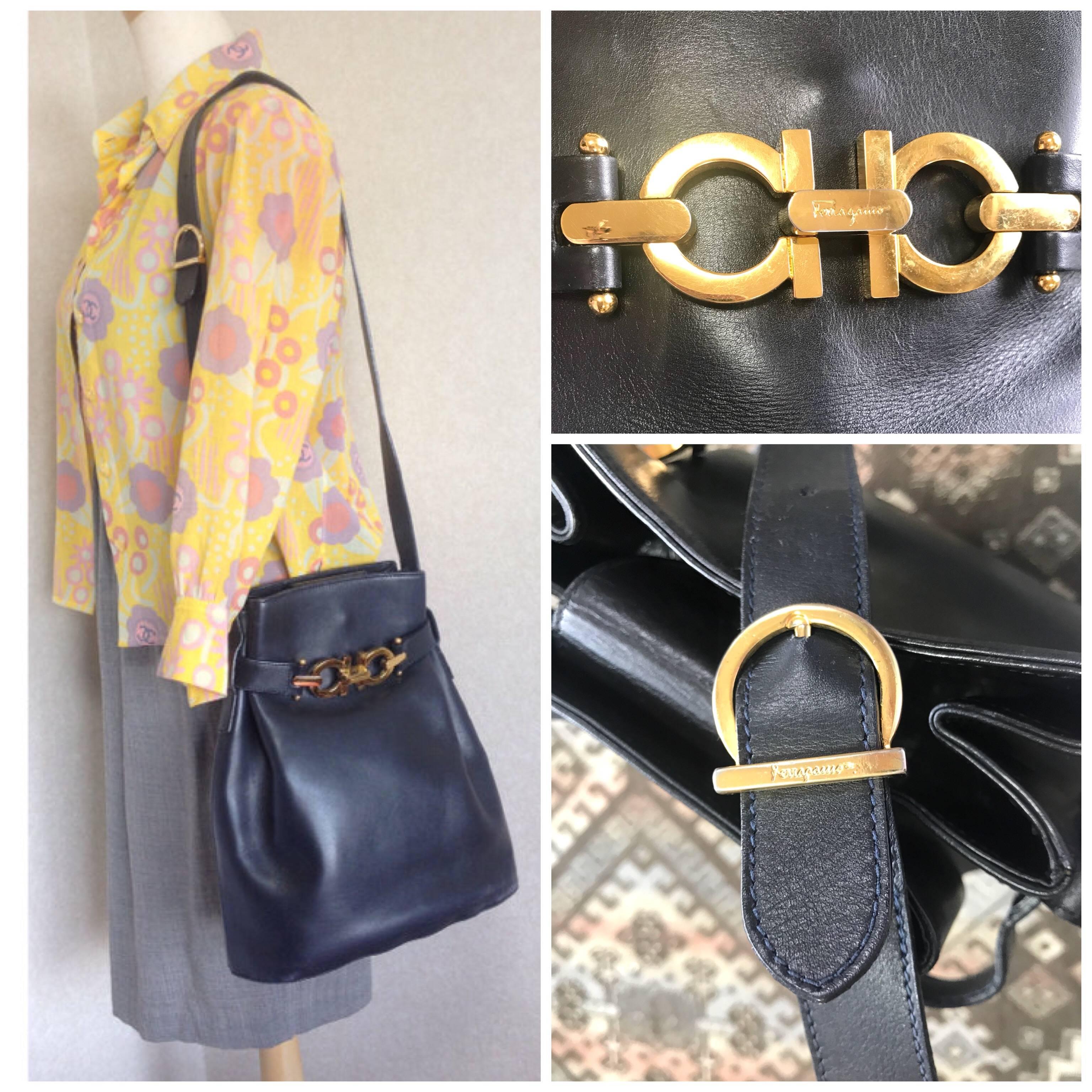 Vintage Salvatore Ferragamo navy leather hobo shoulder bag with gancini motif. For Sale 7