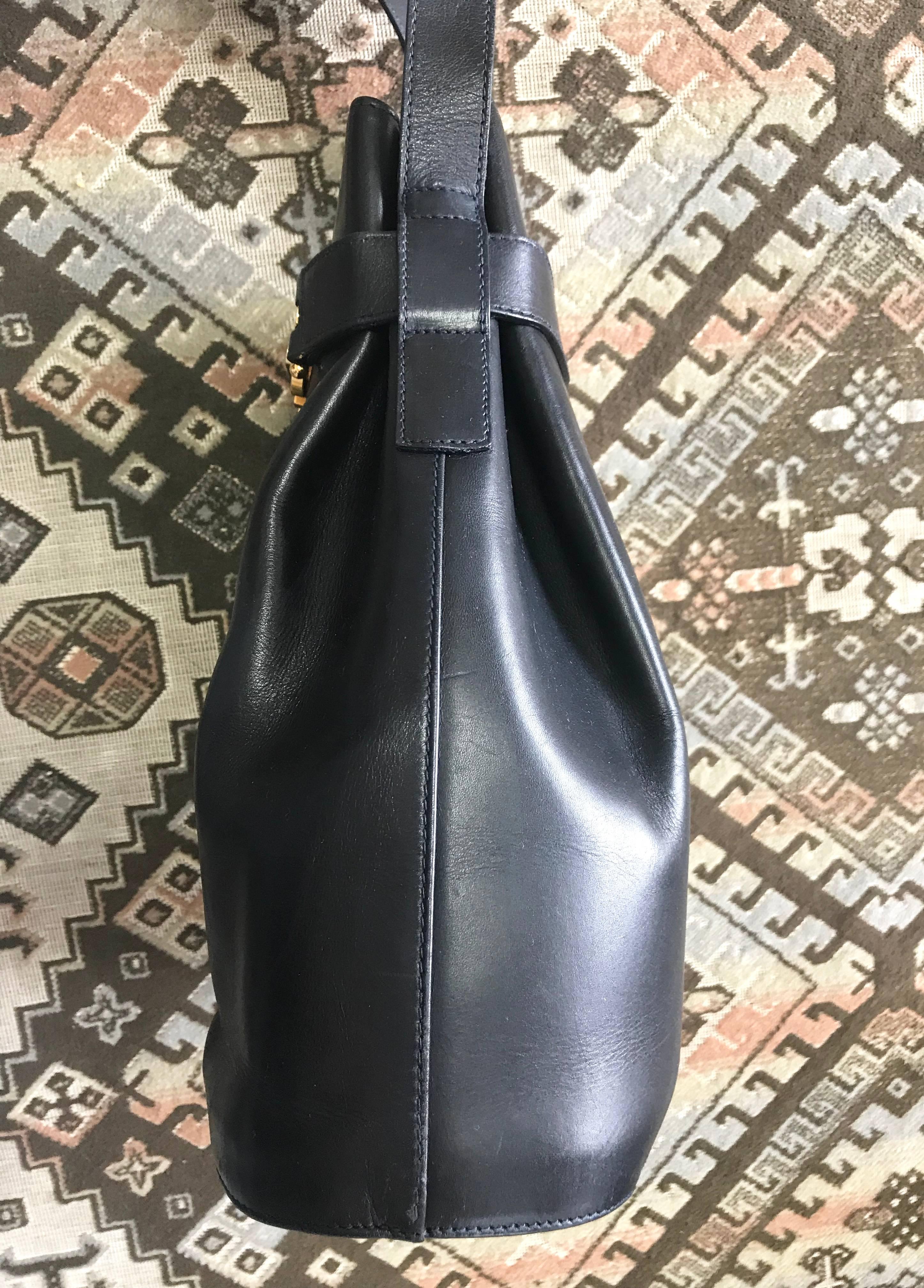 Vintage Salvatore Ferragamo navy leather hobo shoulder bag with gancini motif. In Good Condition For Sale In Kashiwa, Chiba