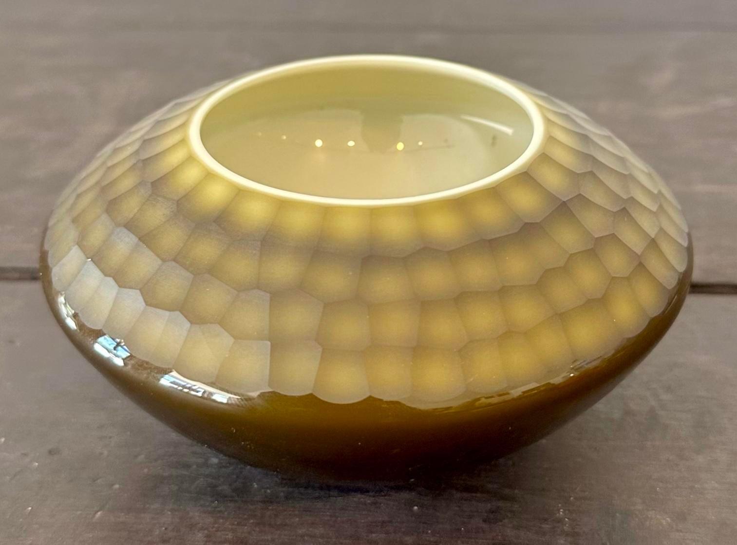 Élevez votre décor avec le bol en verre Vintage By Battuto Texture. Cette pièce de style américain présente des textures complexes et un savoir-faire artisanal, ajoutant une touche de charme rustique et d'élégance intemporelle à tout espace.