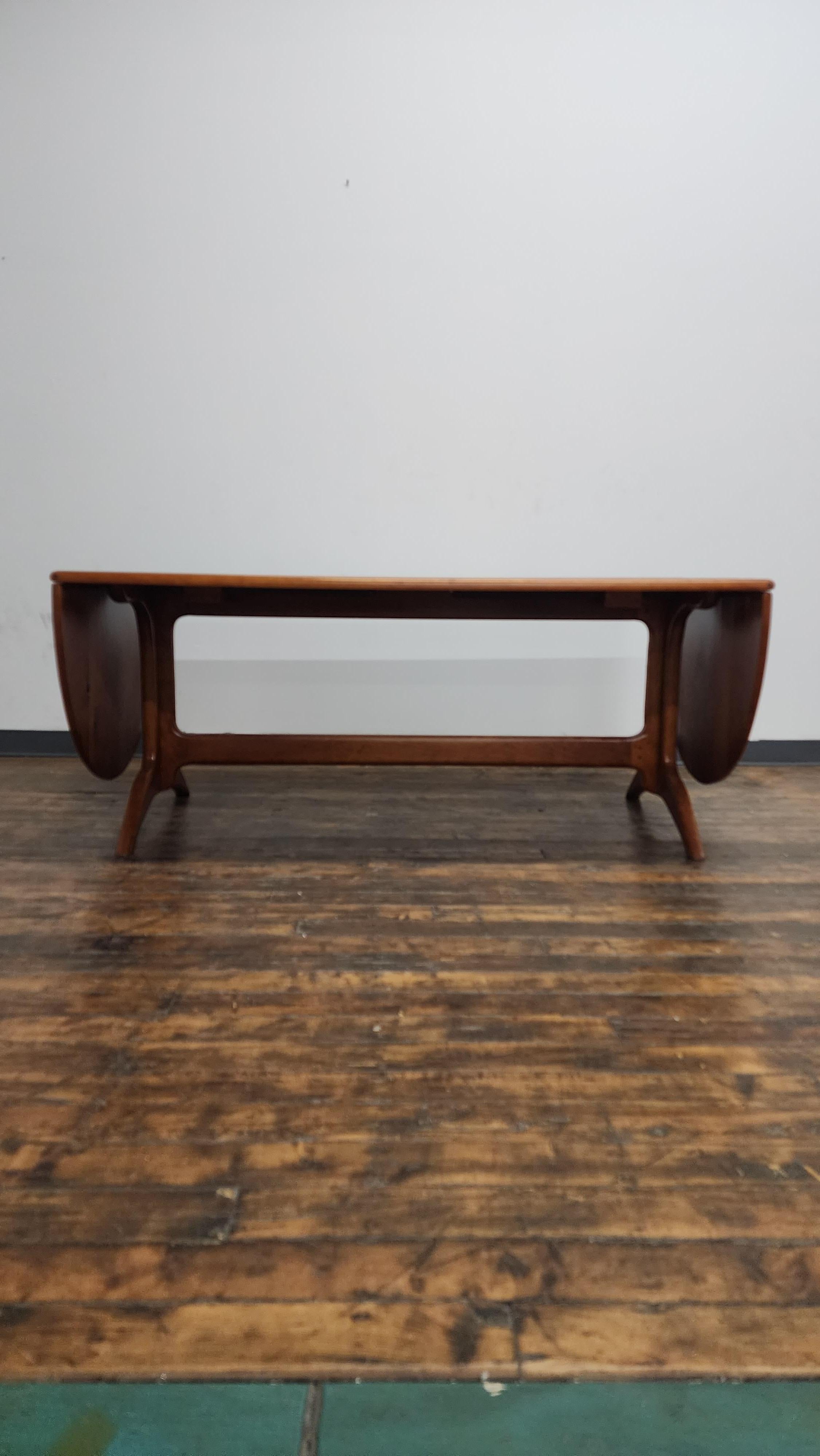 Schöne Craftsman gemacht Sam Maloof Stil Drop Blatt Esszimmer aus massivem Kirschholz. Funktionen ineinander greifenden Drop Blätter, erstreckt sich die Tabelle auf 112 Zoll mit den Blättern erweitert.  Hergestellt 1992 von Jim Stewart. ein Geschenk