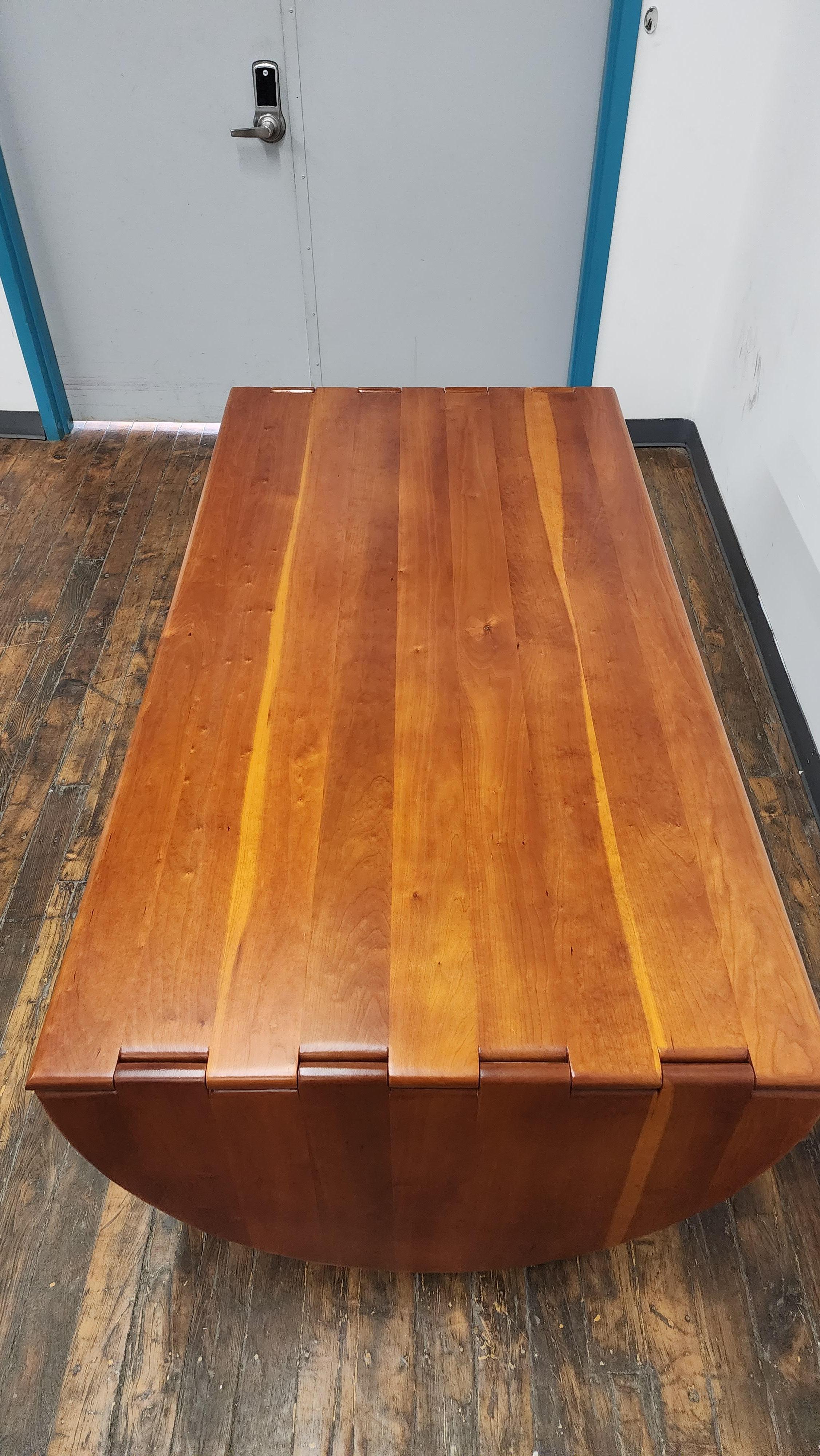 Vintage Sam Maloof Style Cherry Drop Leaf Dining Table. (Ende des 20. Jahrhunderts) im Angebot
