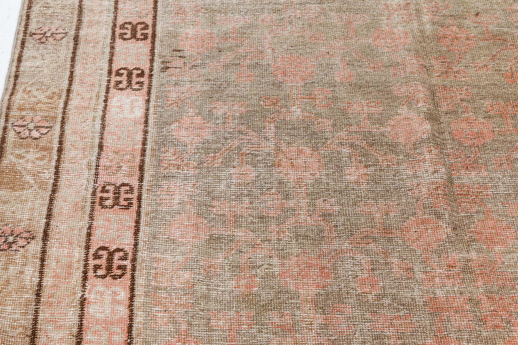 Samarkand 'Khotan' Botanic Handgefertigter botanischer Vintage-Teppich im Zustand „Gut“ im Angebot in New York, NY