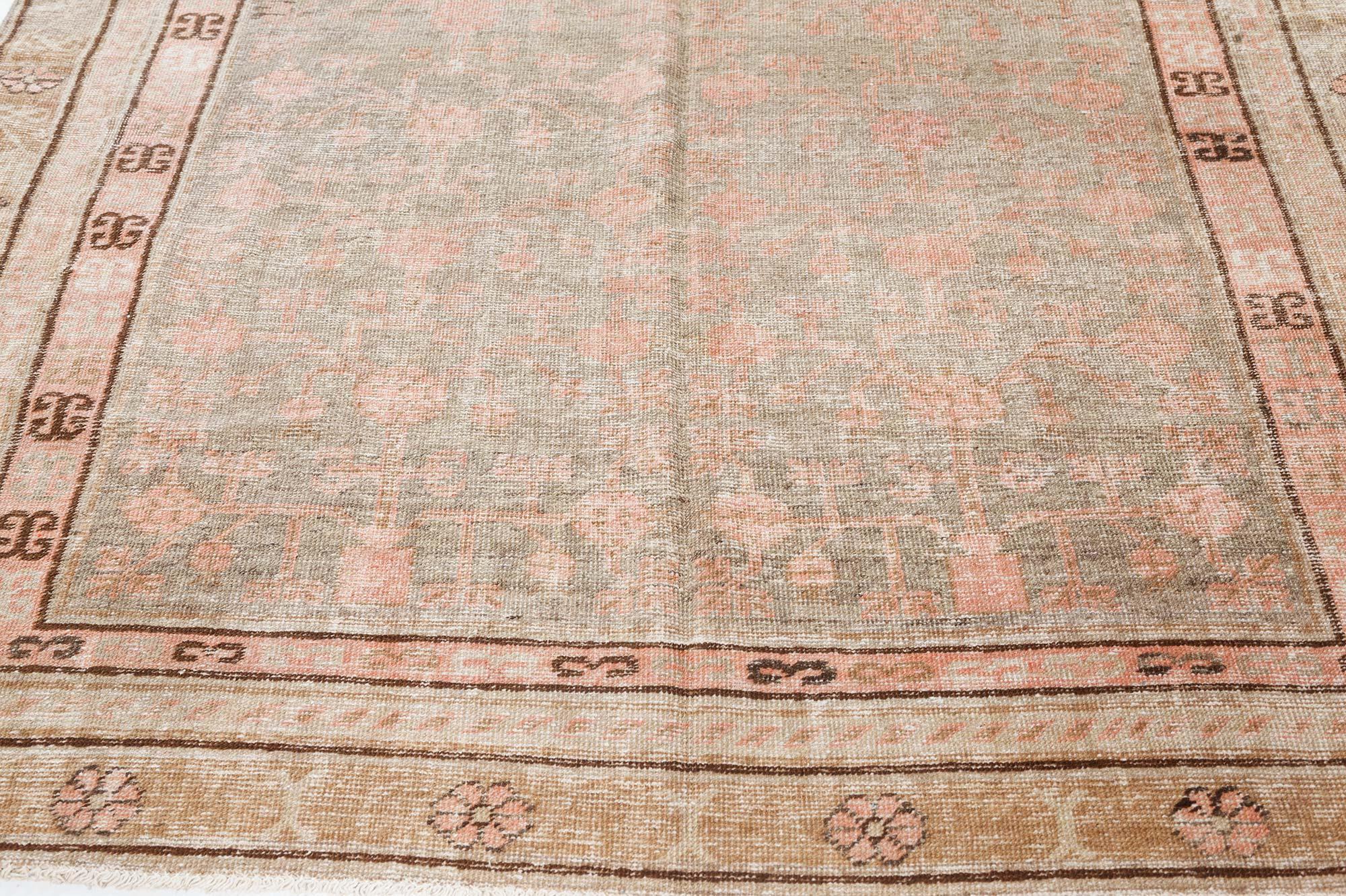 Samarkand 'Khotan' Botanic Handgefertigter botanischer Vintage-Teppich im Angebot 1