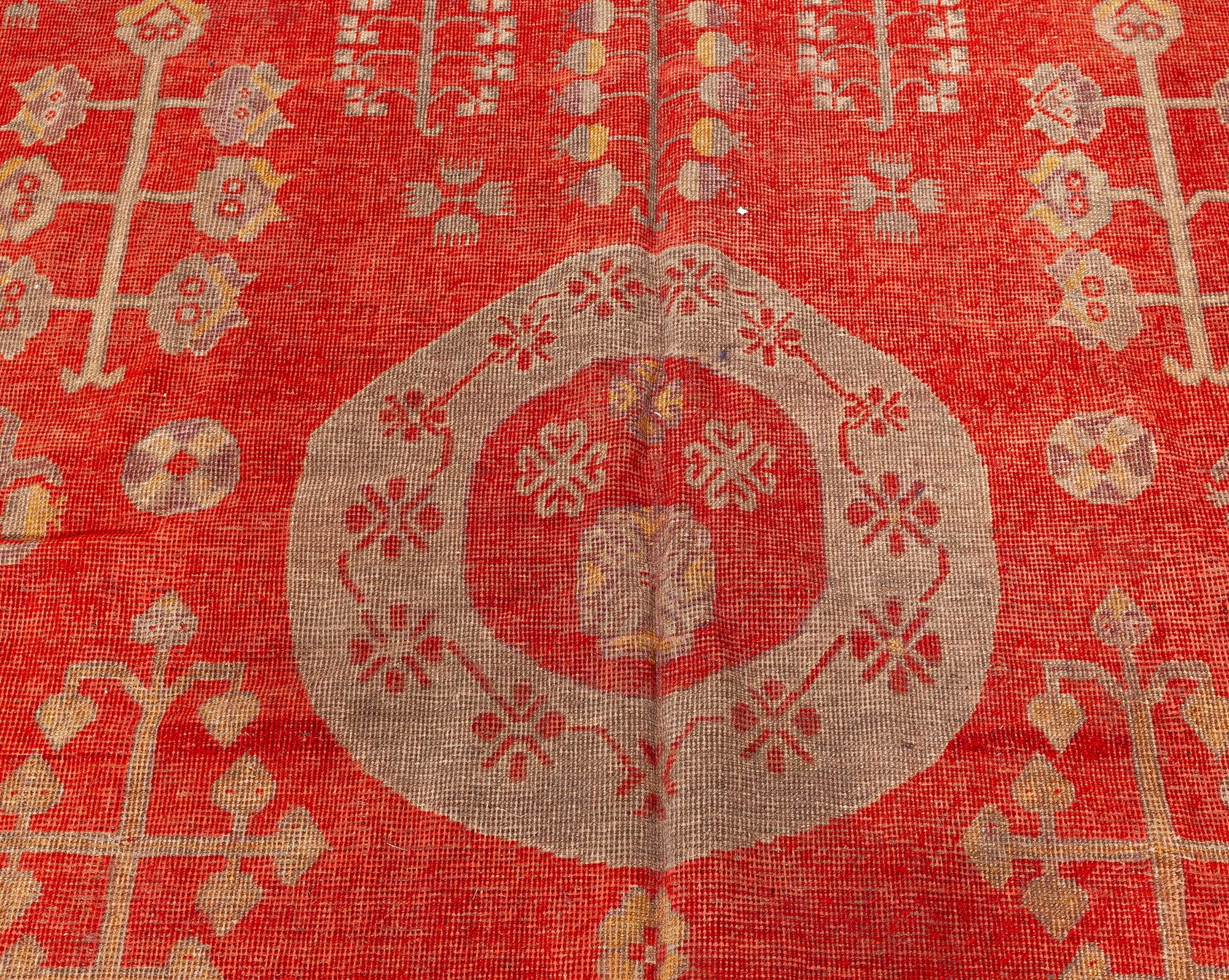 Tapis en laine rouge de haute qualité de Samarkand, Khotan, noué à la main.
Taille : 7'0