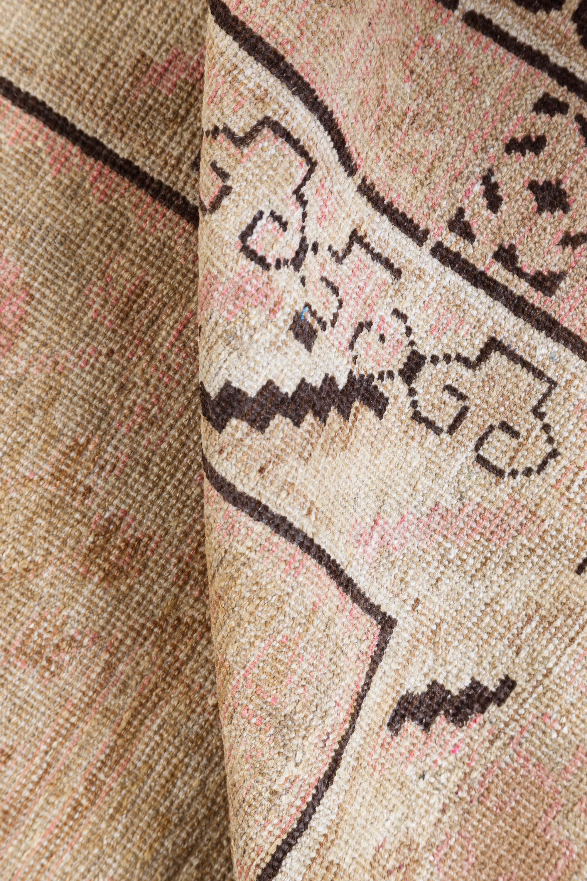Vintage Samarkand 'Khotan' Blassrosa, Beige, Braun Handgefertigter Wollteppich
Größe: 157 × 322 cm (5'2