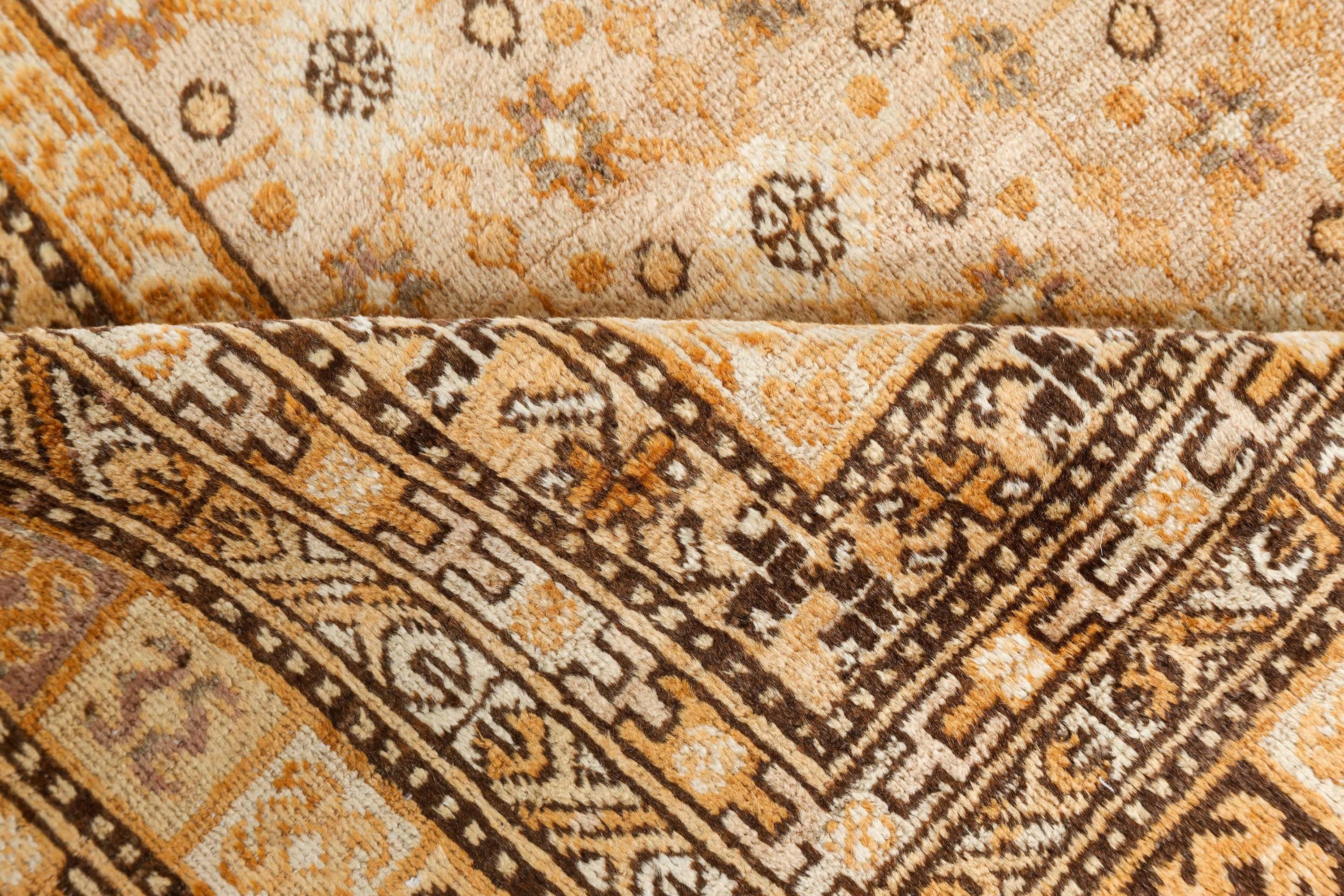 High-quality Samarkand 'Khotan' Handmade Wool Rug
Size: 7'0