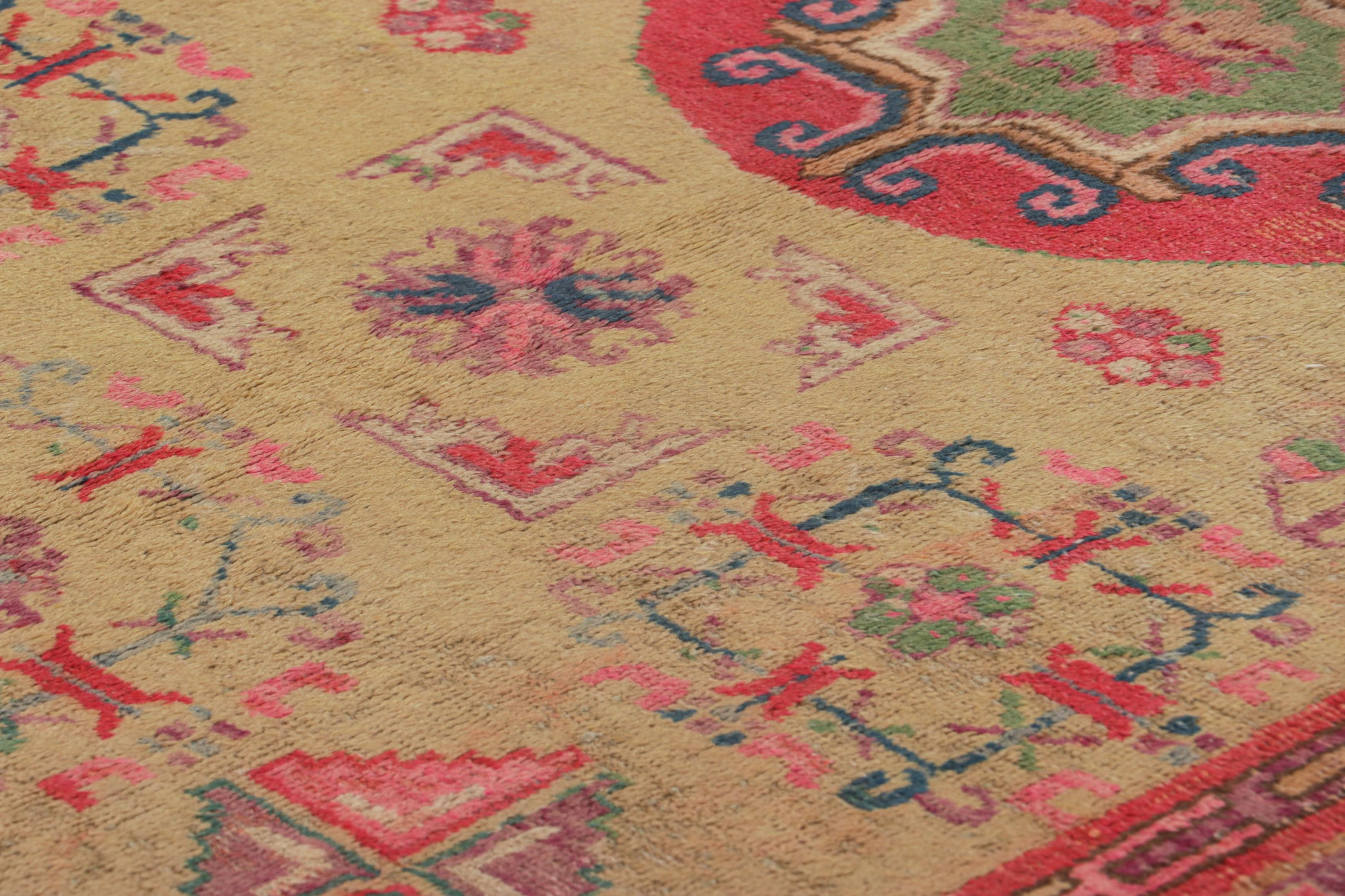 Dieser handgeknüpfte Wollteppich aus Ostturkestan (ca. 1930-50) in der Größe 5x8 gehört zu den aufregendsten Neuzugängen aus der Sammlung seltener Klassiker von Rug & Kilim. 

Über das Design: 

Samarkand-Teppiche sind für ihr unverwechselbares,