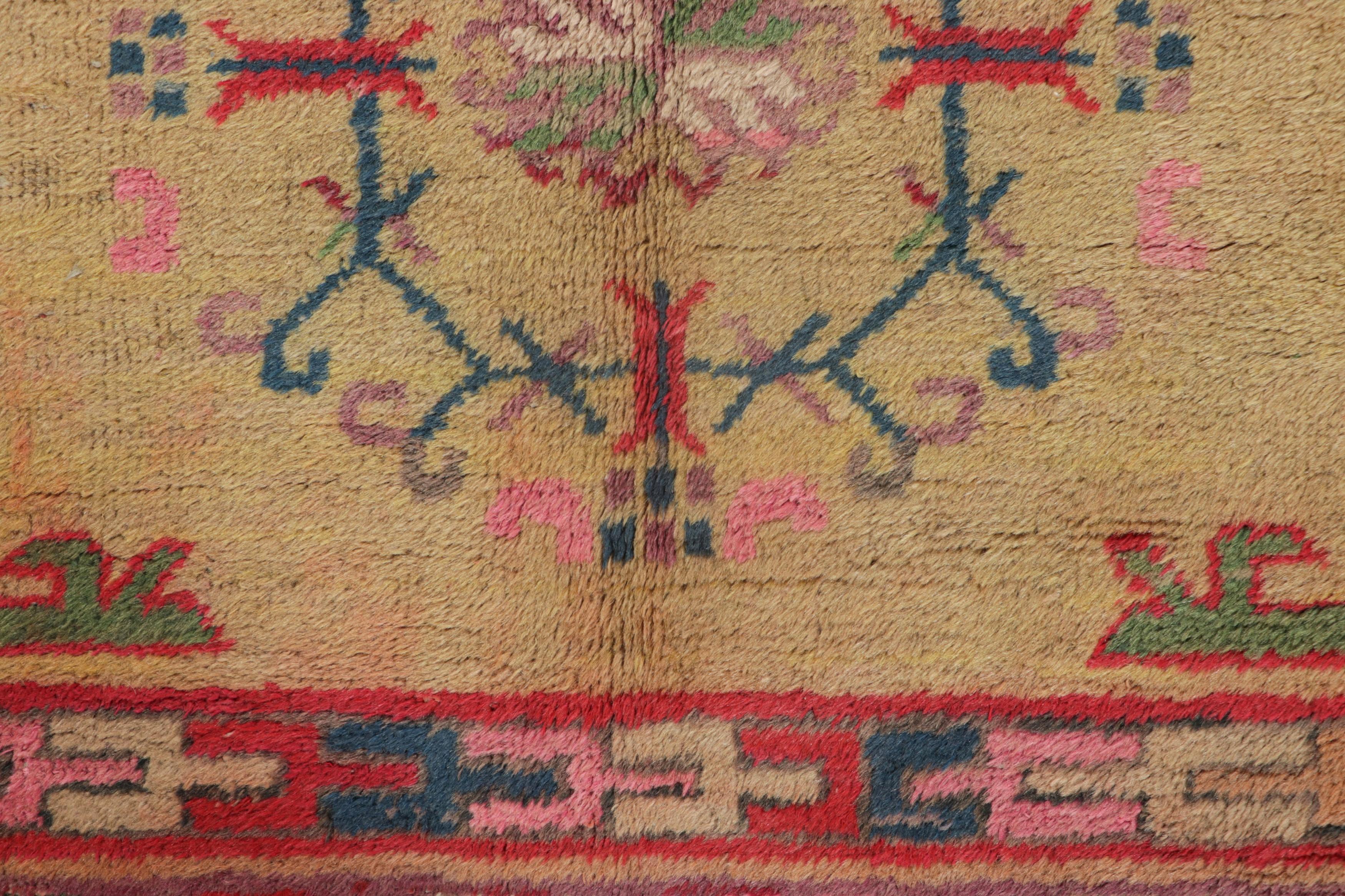 Samarkand-Teppich in Beige und Rot mit geometrischem Medaillon - Rug & Kilim (Ostturkestanisch) im Angebot