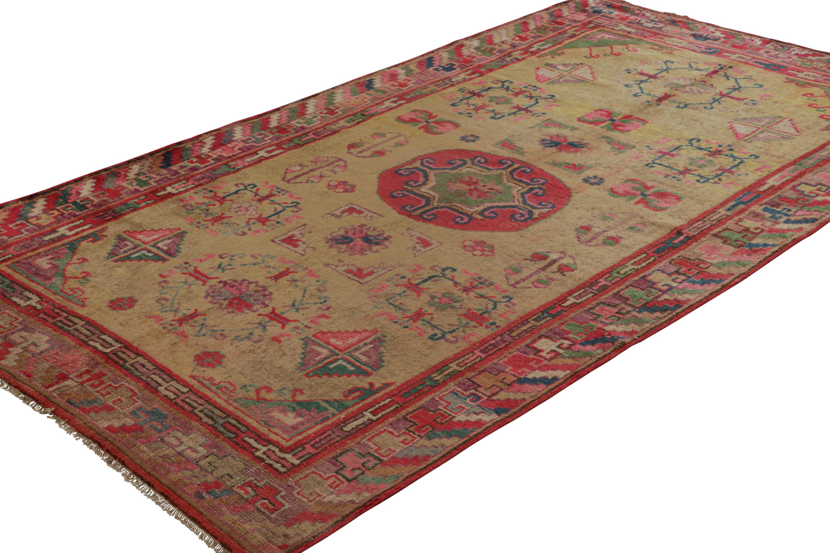 Samarkand-Teppich in Beige und Rot mit geometrischem Medaillon - Rug & Kilim (Handgeknüpft) im Angebot