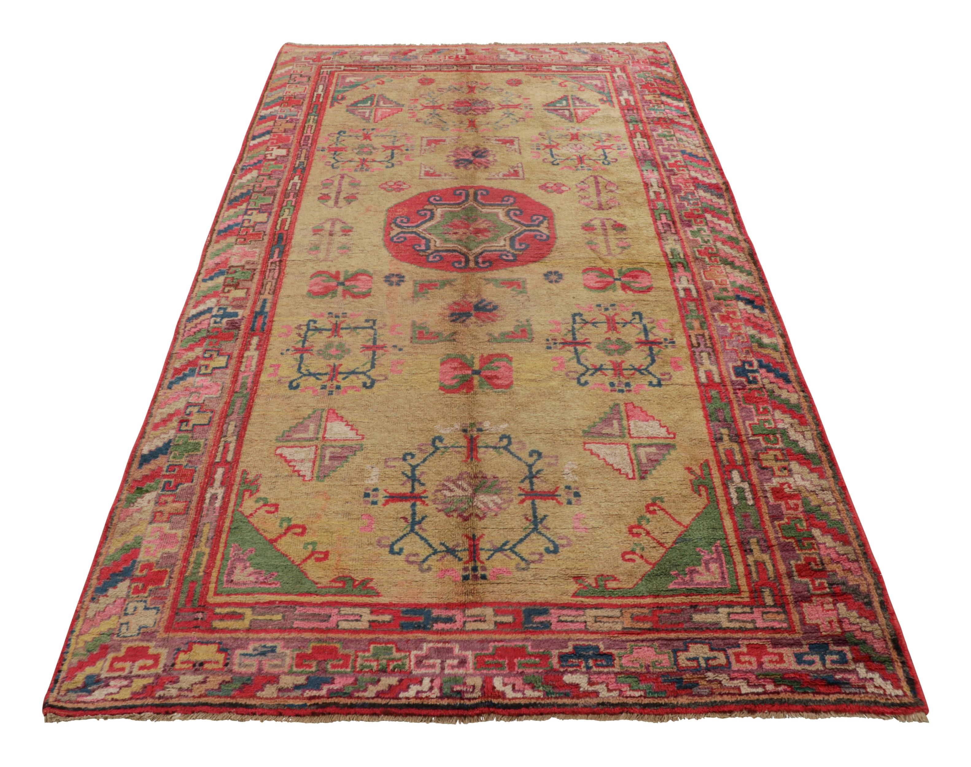 Samarkand-Teppich in Beige und Rot mit geometrischem Medaillon - Rug & Kilim im Zustand „Gut“ im Angebot in Long Island City, NY
