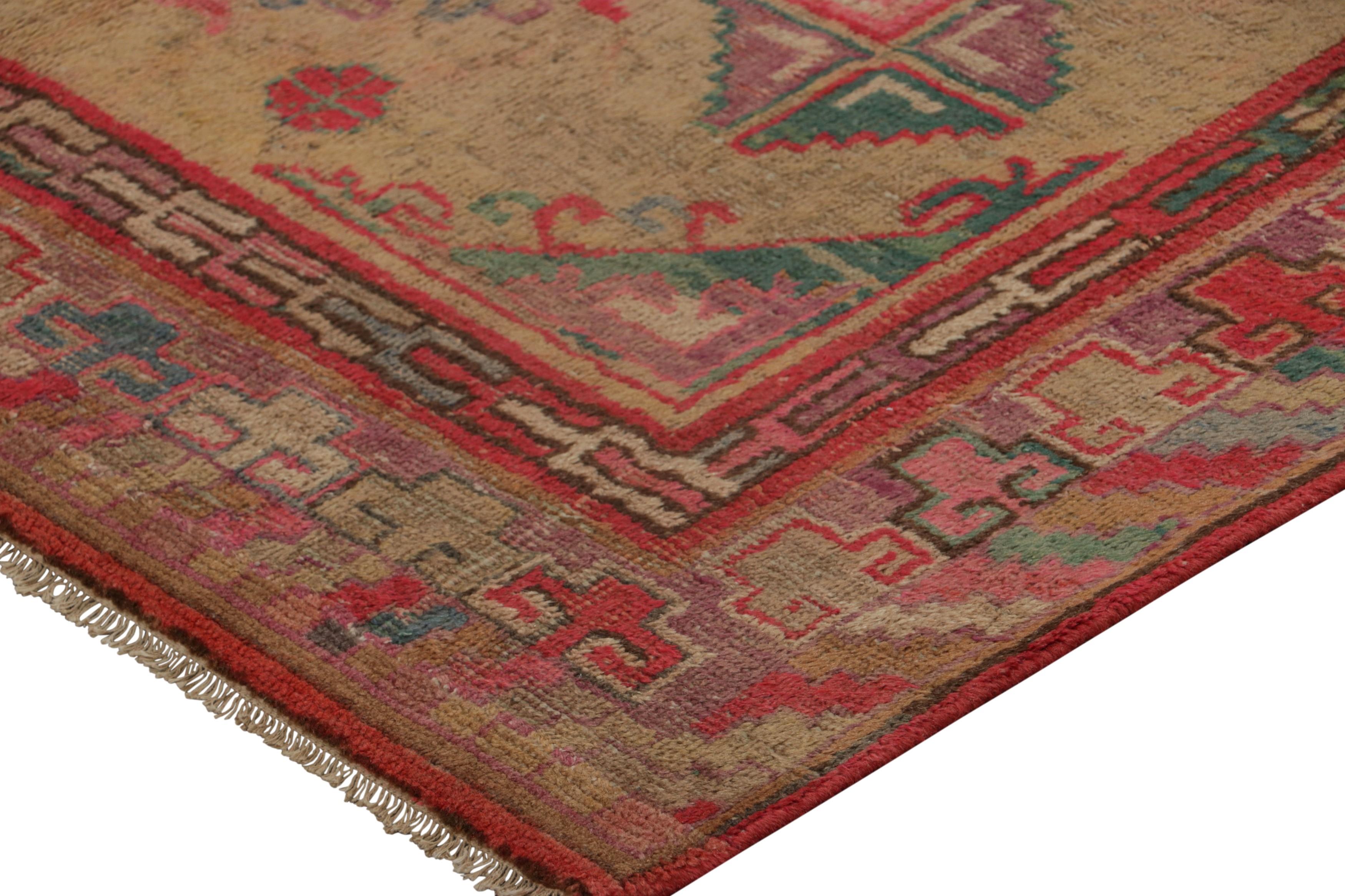 Samarkand-Teppich in Beige und Rot mit geometrischem Medaillon - Rug & Kilim (Mitte des 20. Jahrhunderts) im Angebot