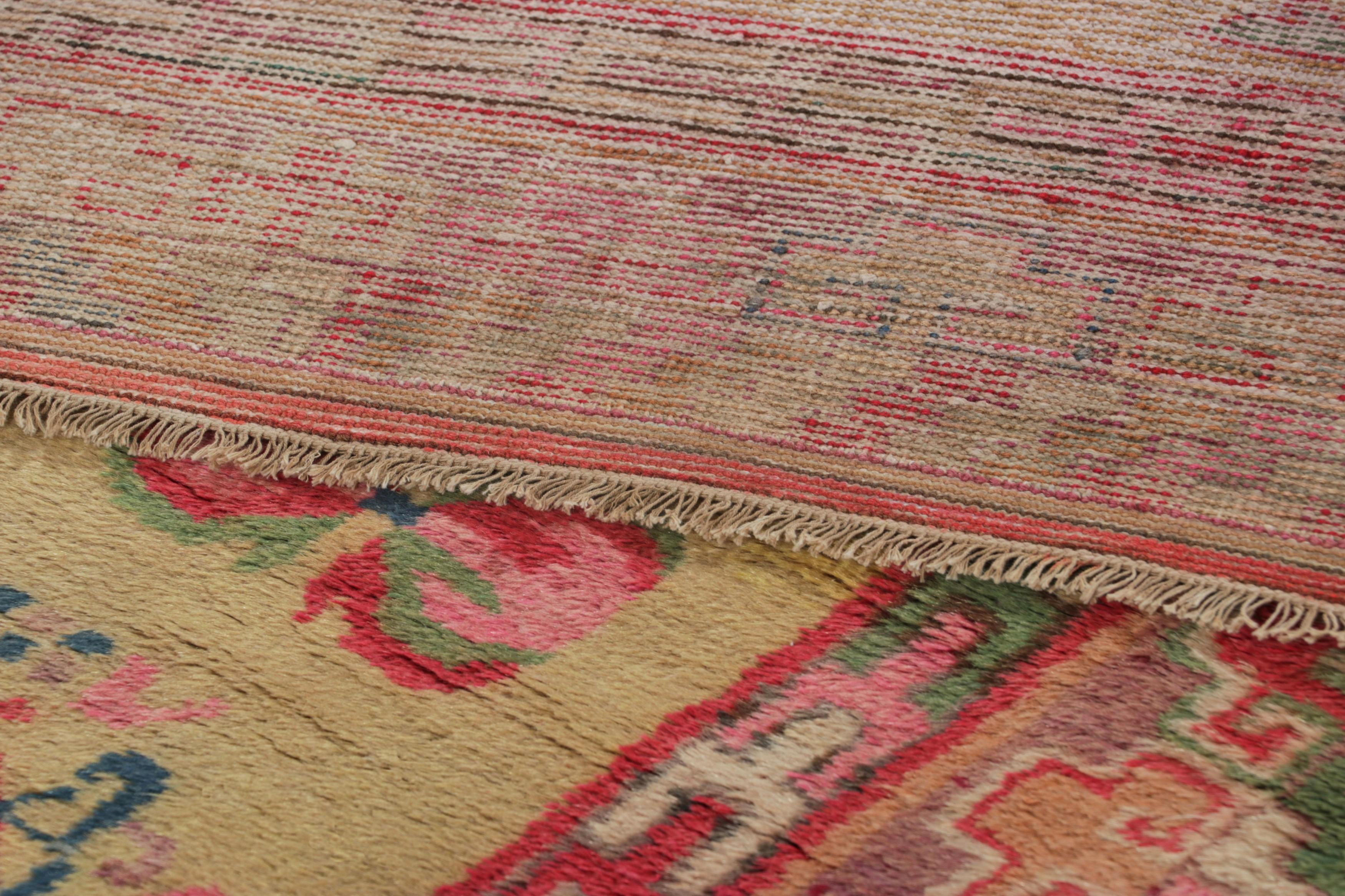 Samarkand-Teppich in Beige und Rot mit geometrischem Medaillon - Rug & Kilim (Wolle) im Angebot