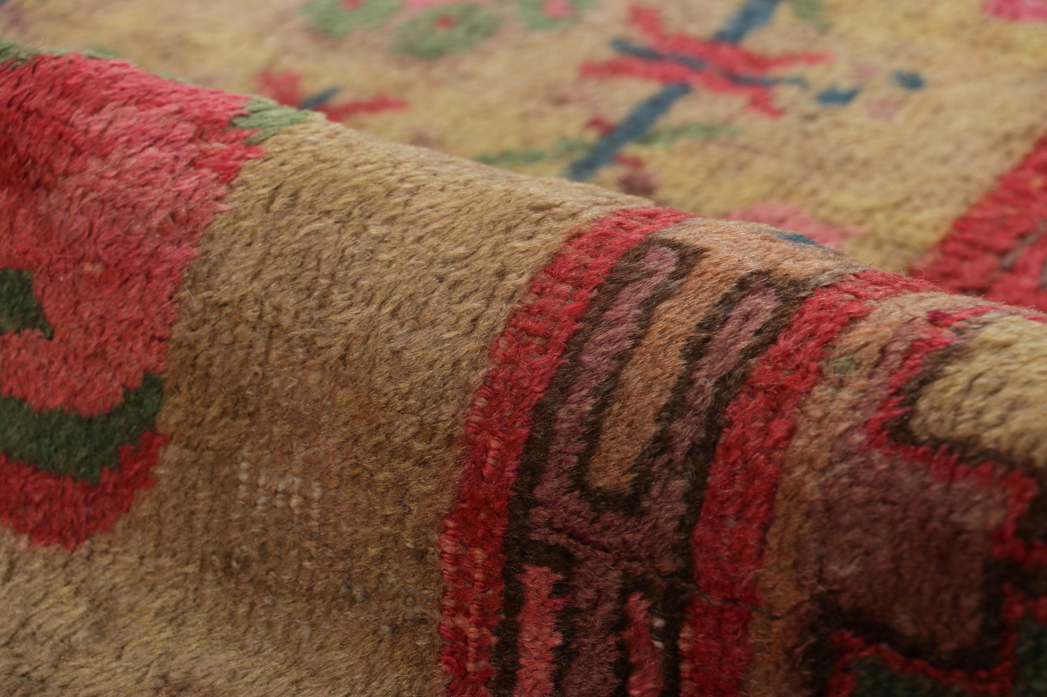 Samarkand-Teppich in Beige und Rot mit geometrischem Medaillon - Rug & Kilim im Angebot 1