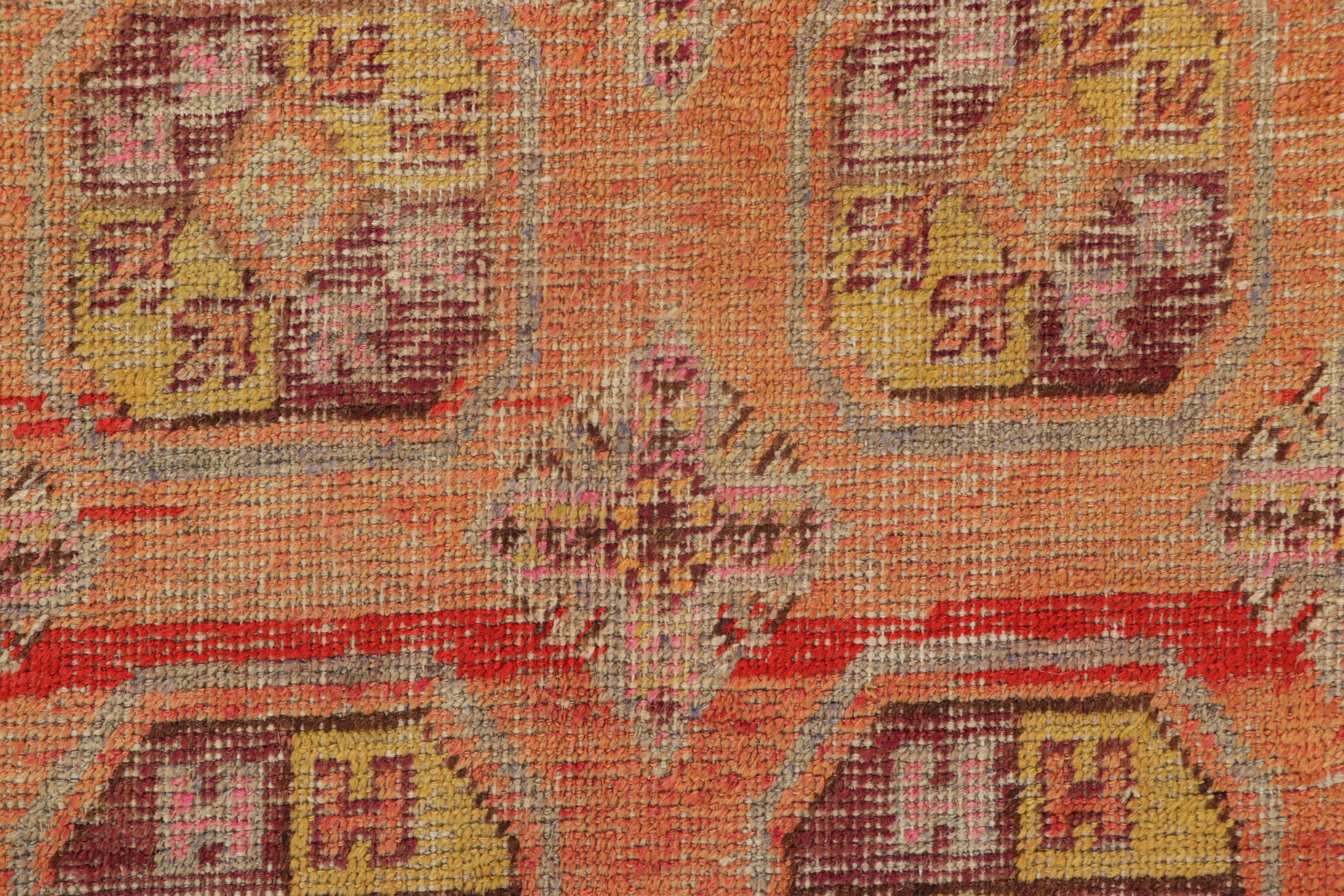 Samarkand-Teppich in Rot mit geometrischen Medaillons - Rug & Kilim (Ostturkestanisch) im Angebot