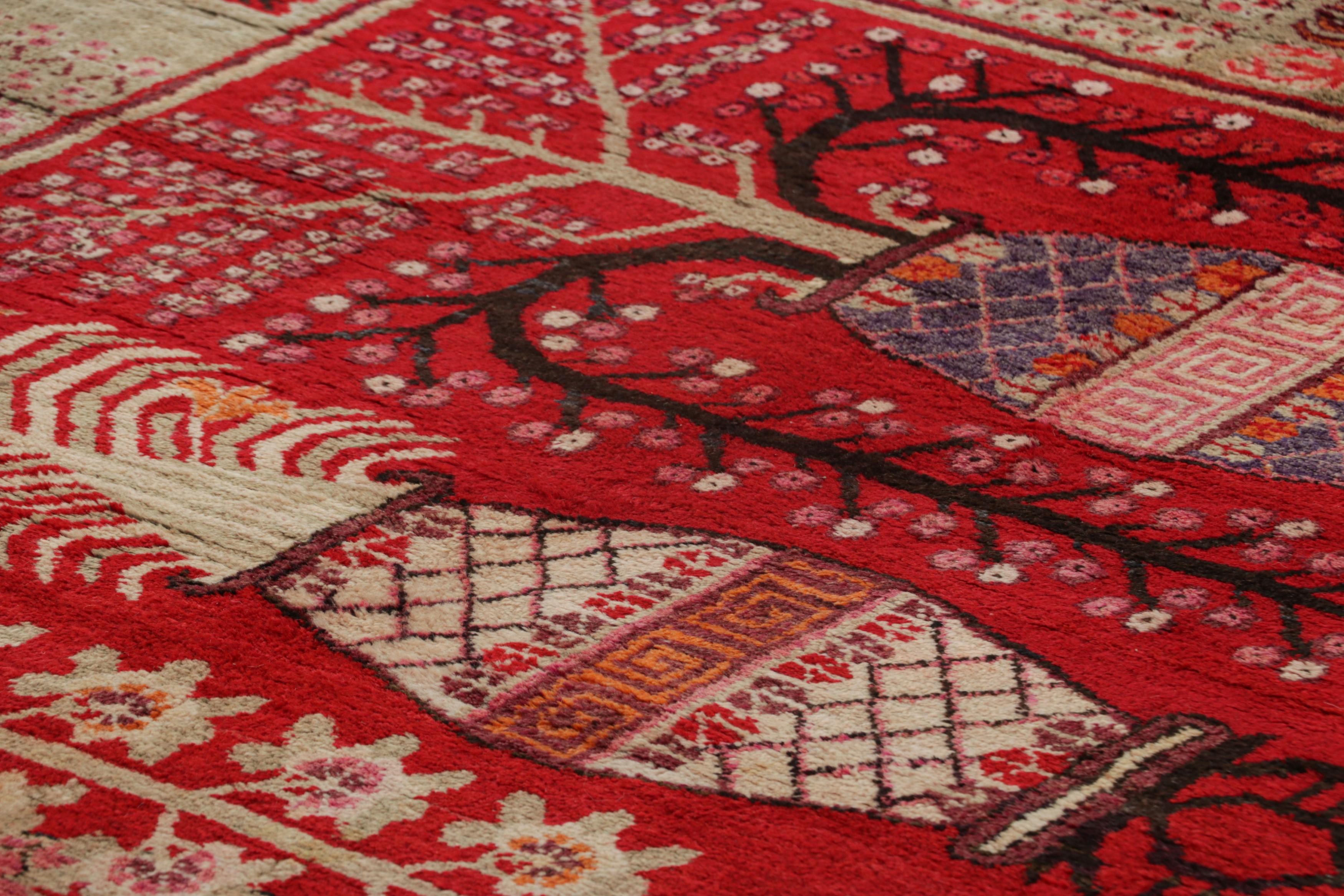 Dieser 6x7 große Samarkand-Teppich aus handgeknüpfter Wolle aus Ostturkestan (ca. 1930-50) ist ein aufregender Neuzugang im Repertoire der orientalischen Vintage-Kreationen von Rug & Kilim. 

Über das Design: 

Bewunderer des Handwerks werden dieses