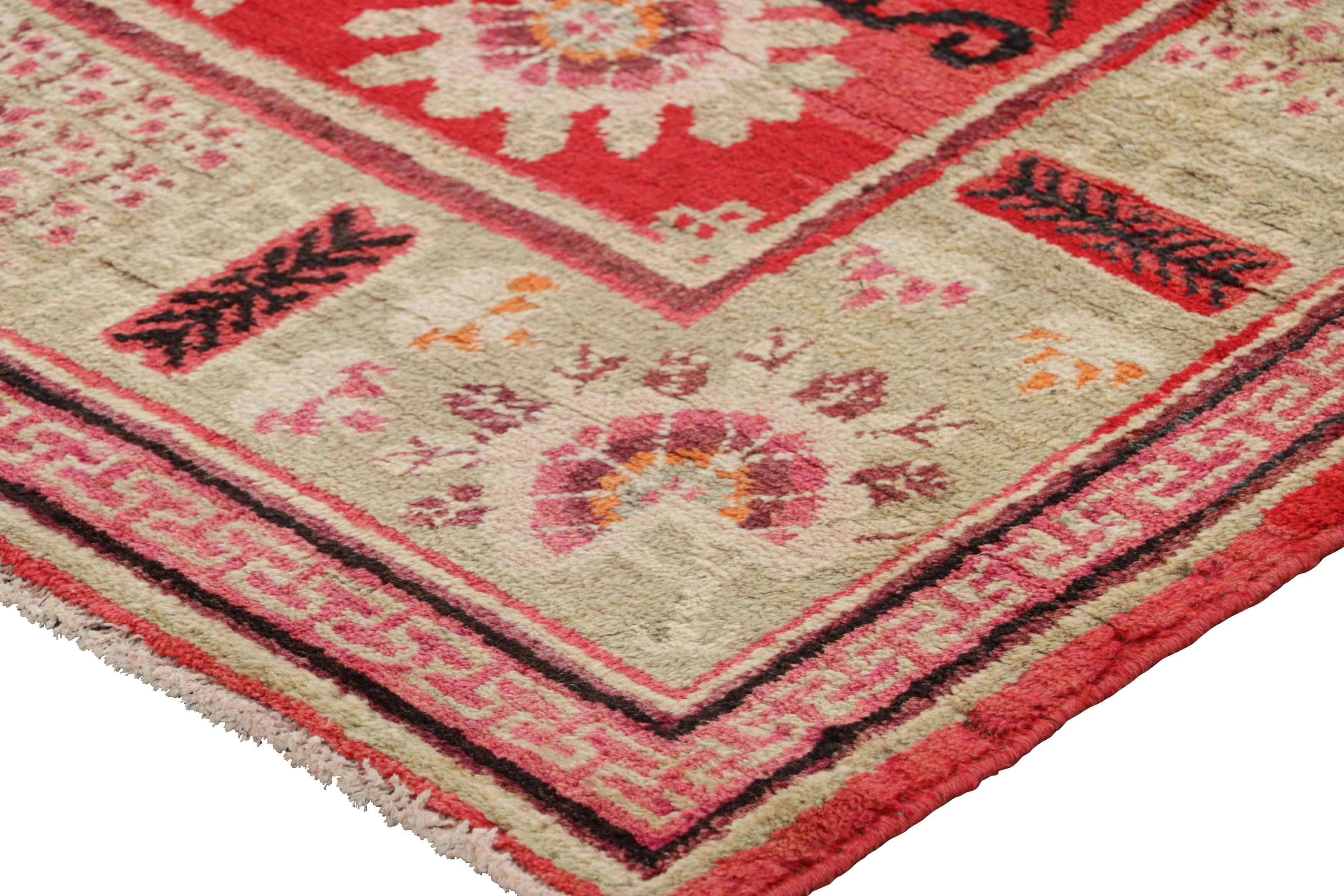Samarkand-Teppich in Rot mit seltenem malerischem Design - Rug & Kilim (Mitte des 20. Jahrhunderts) im Angebot