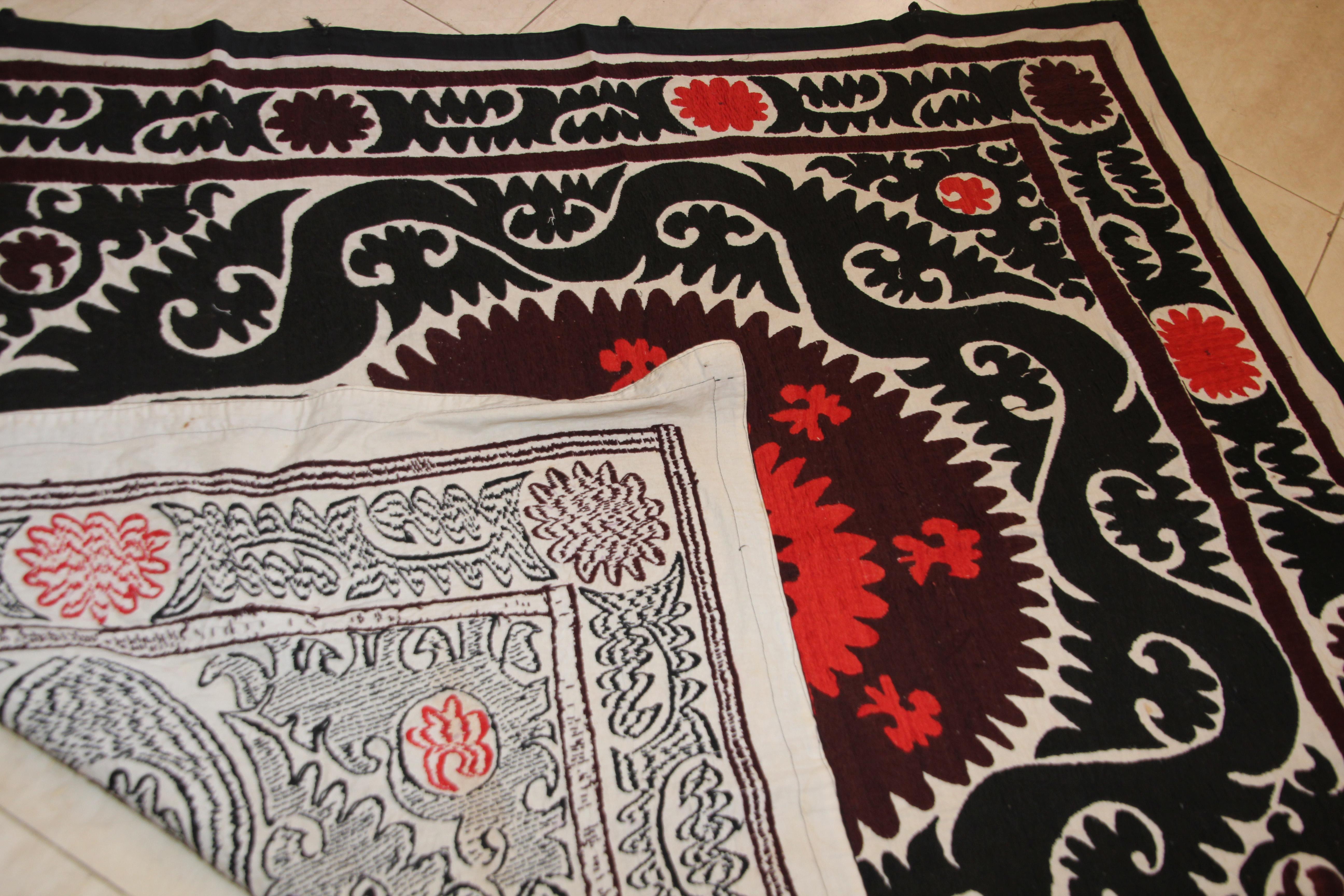 Samarkand Suzani, Usbekistan, besticktes rotes und schwarzes Textil im Angebot 8