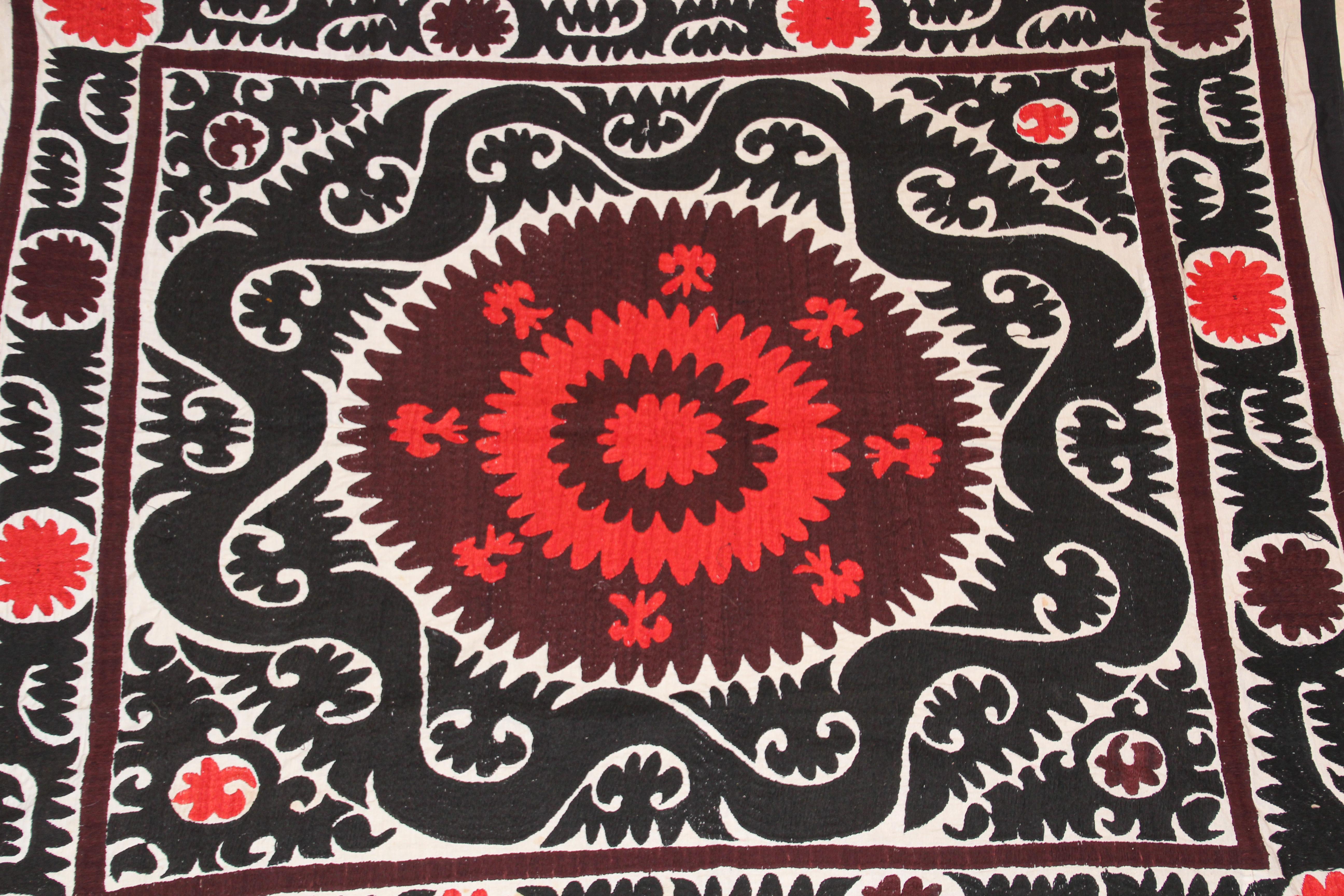 Samarkand Suzani, Usbekistan, besticktes rotes und schwarzes Textil (Volkskunst) im Angebot