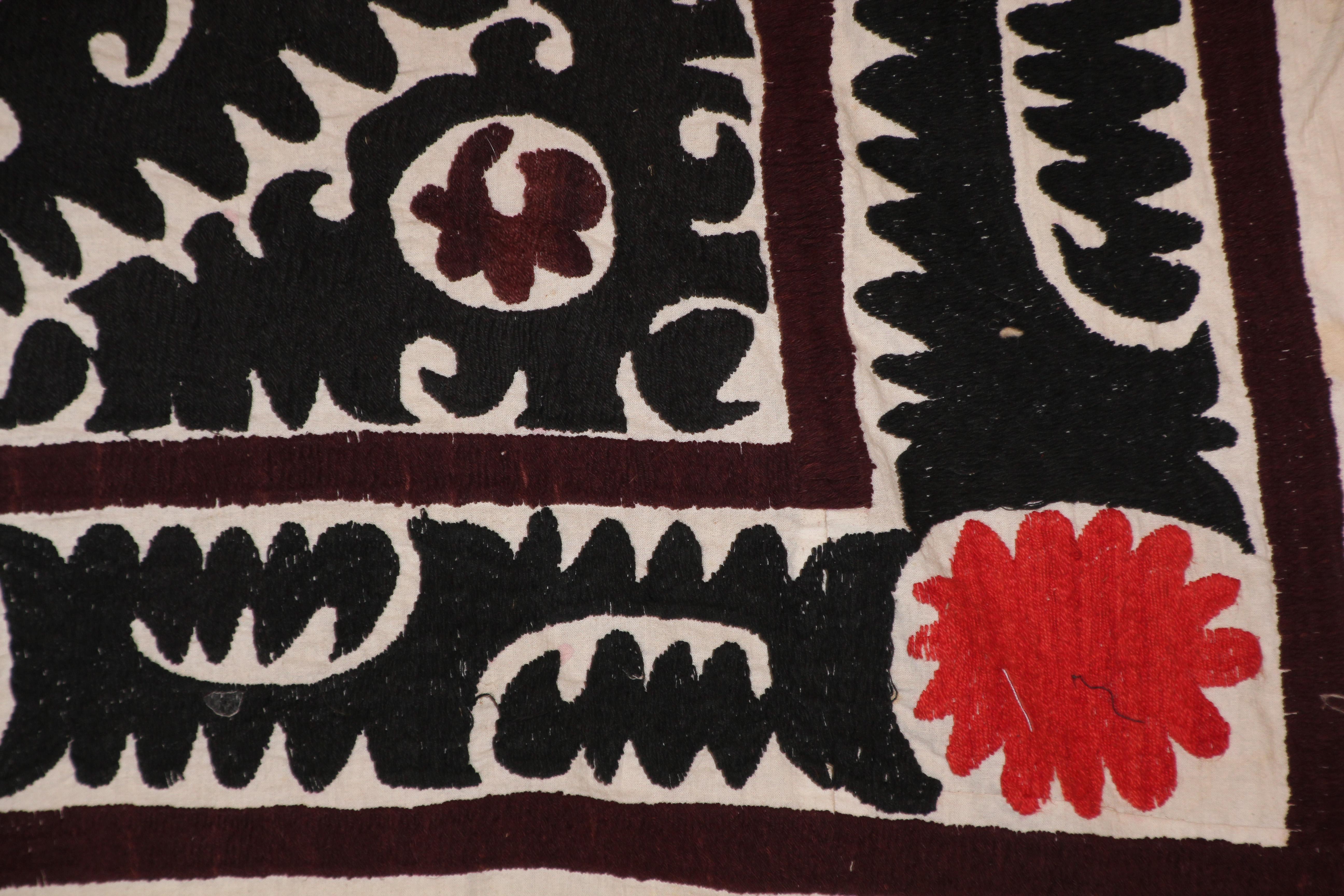 20ième siècle Vintage Samarkand Suzani, Ouzbékistan Textile brodé rouge et noir en vente