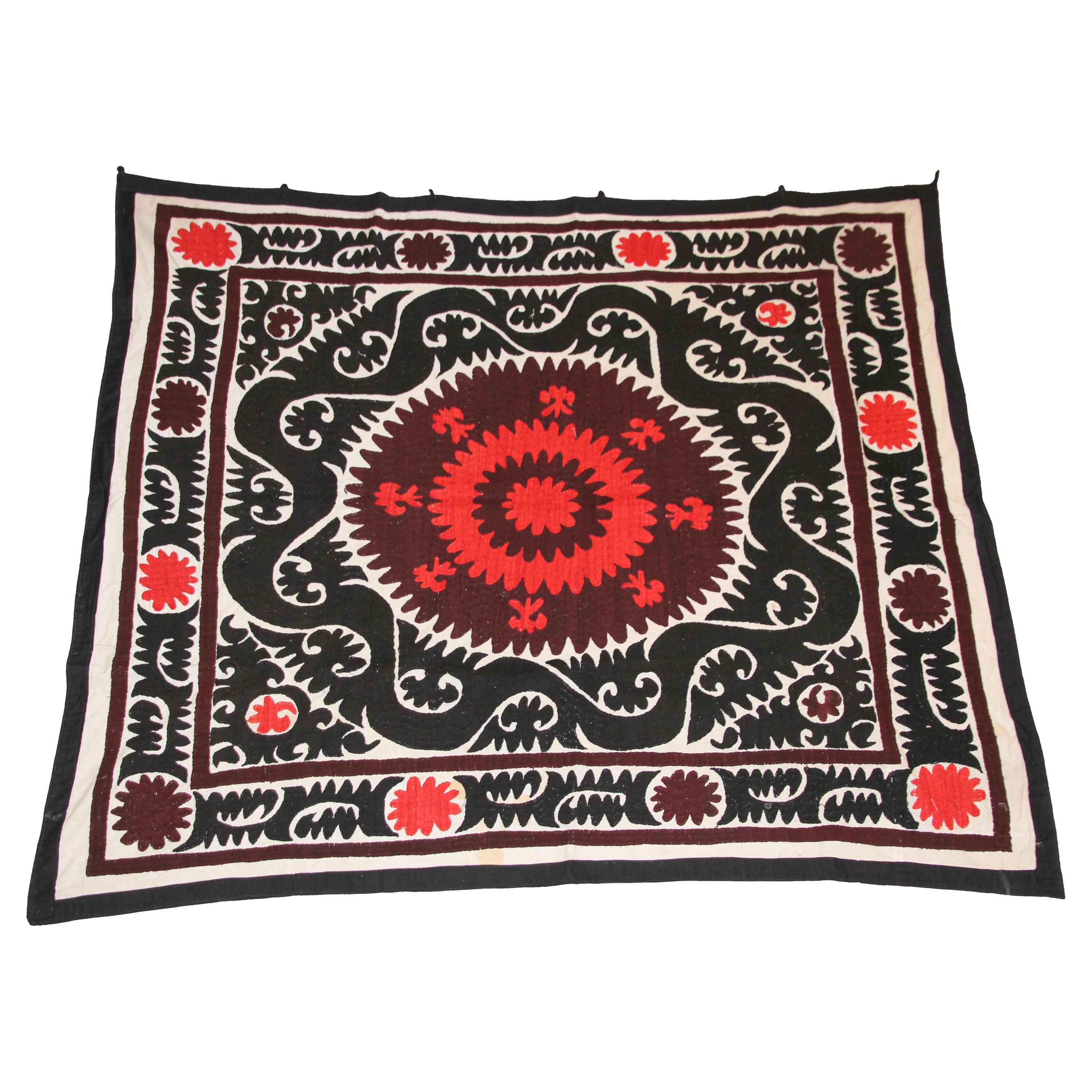 Samarkand Suzani, Usbekistan, besticktes rotes und schwarzes Textil im Angebot