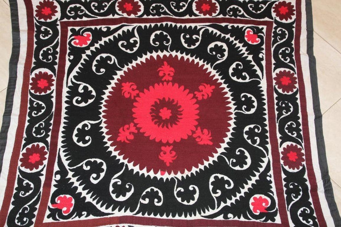 Suzani vintage de Samarcanda, Uzbekistán en Bueno estado para la venta en North Hollywood, CA