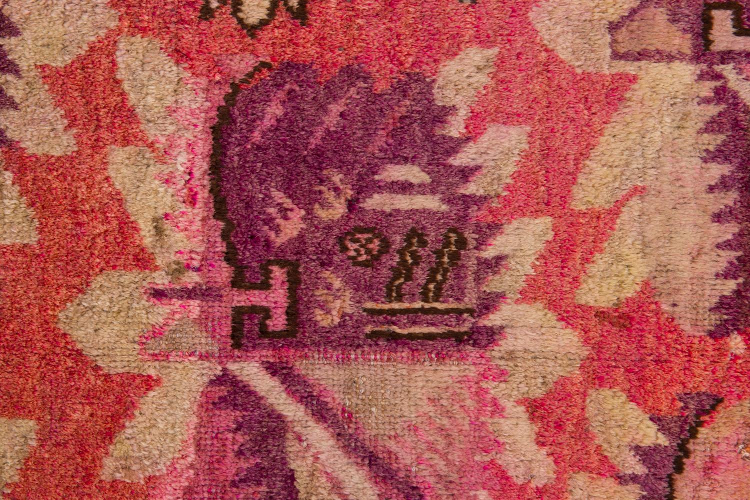 Tapis Samarkanda de couleur rose intéressante en vente 2