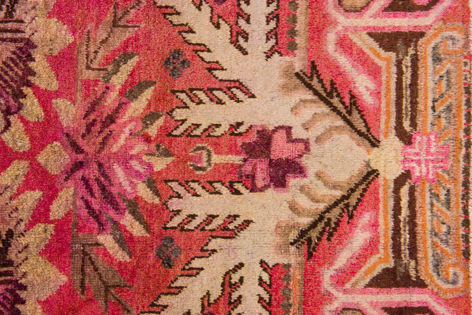 20ième siècle Tapis Samarkanda de couleur rose intéressante en vente