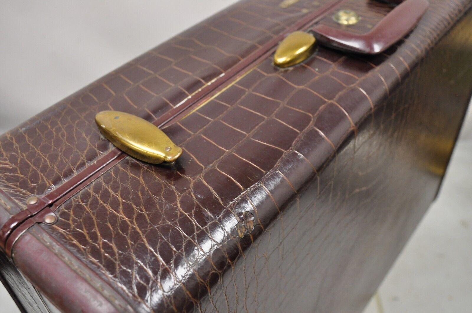 Vintage Samsonite Brown Leather Alligator Embossed Suitcase Luggage In Good Condition In Philadelphia, PA