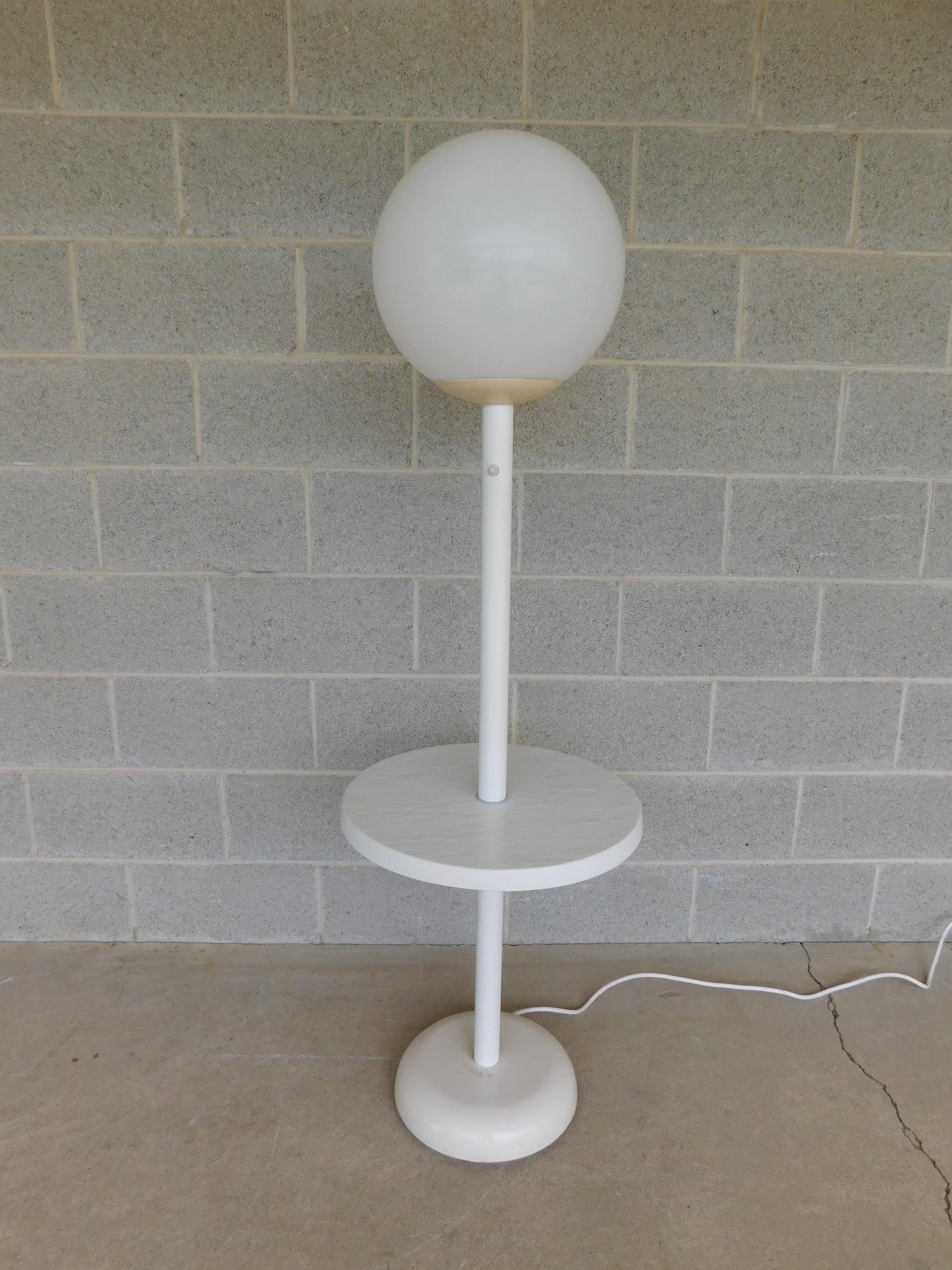 Vintage Samsonite Mid-Century Modern Floor Lamp In Good Condition For Sale In Parkesburg, PA