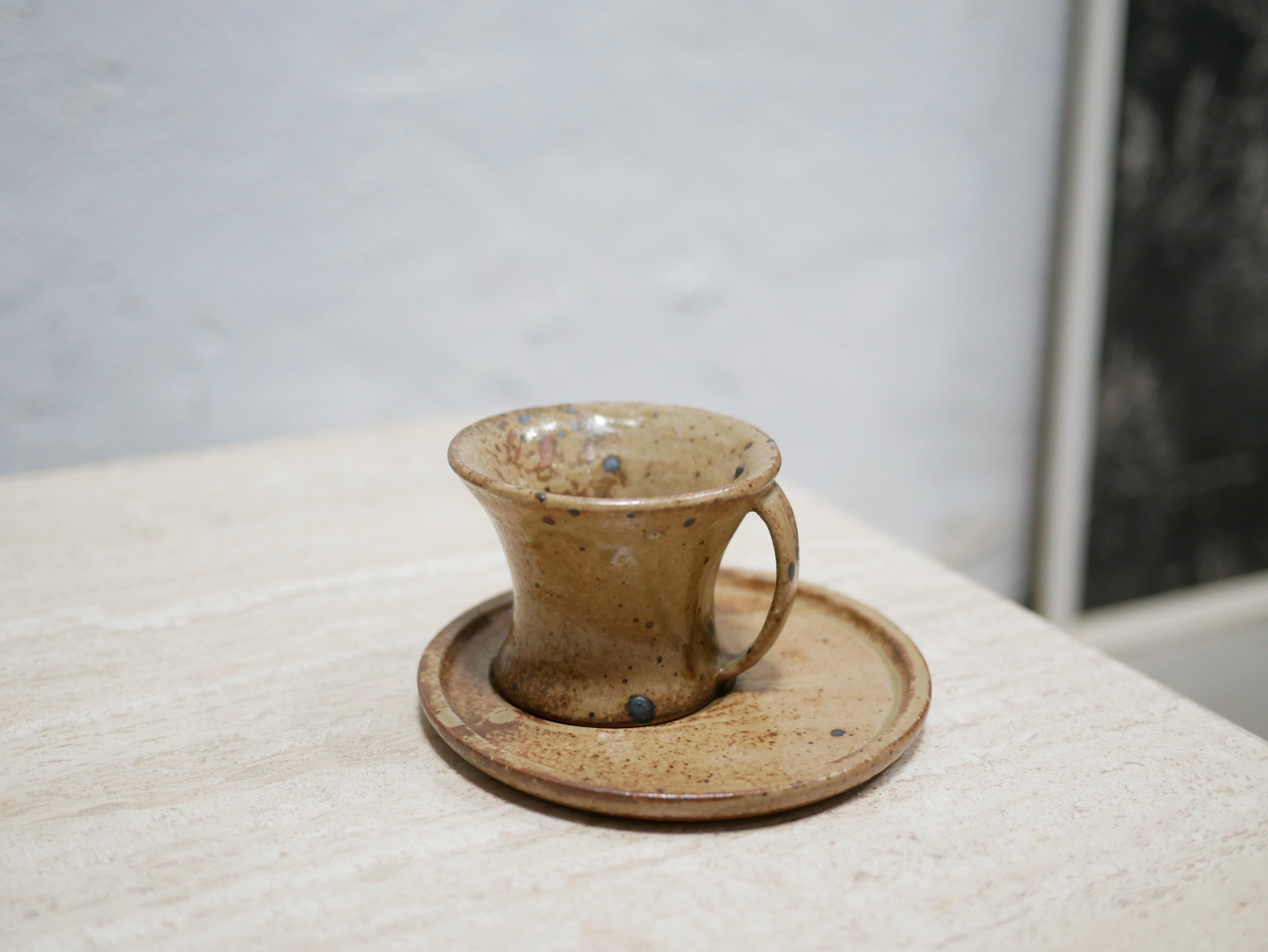 Sandstone cup and saucer from the 60s.

With its modern shape and mineral hue, the set will be perfect in a natural, refined and delicate decoration.

Very good condition.

Dimensions:

Cup: Height 6.5cm x Diameter 8.5cm
Saucer: Height