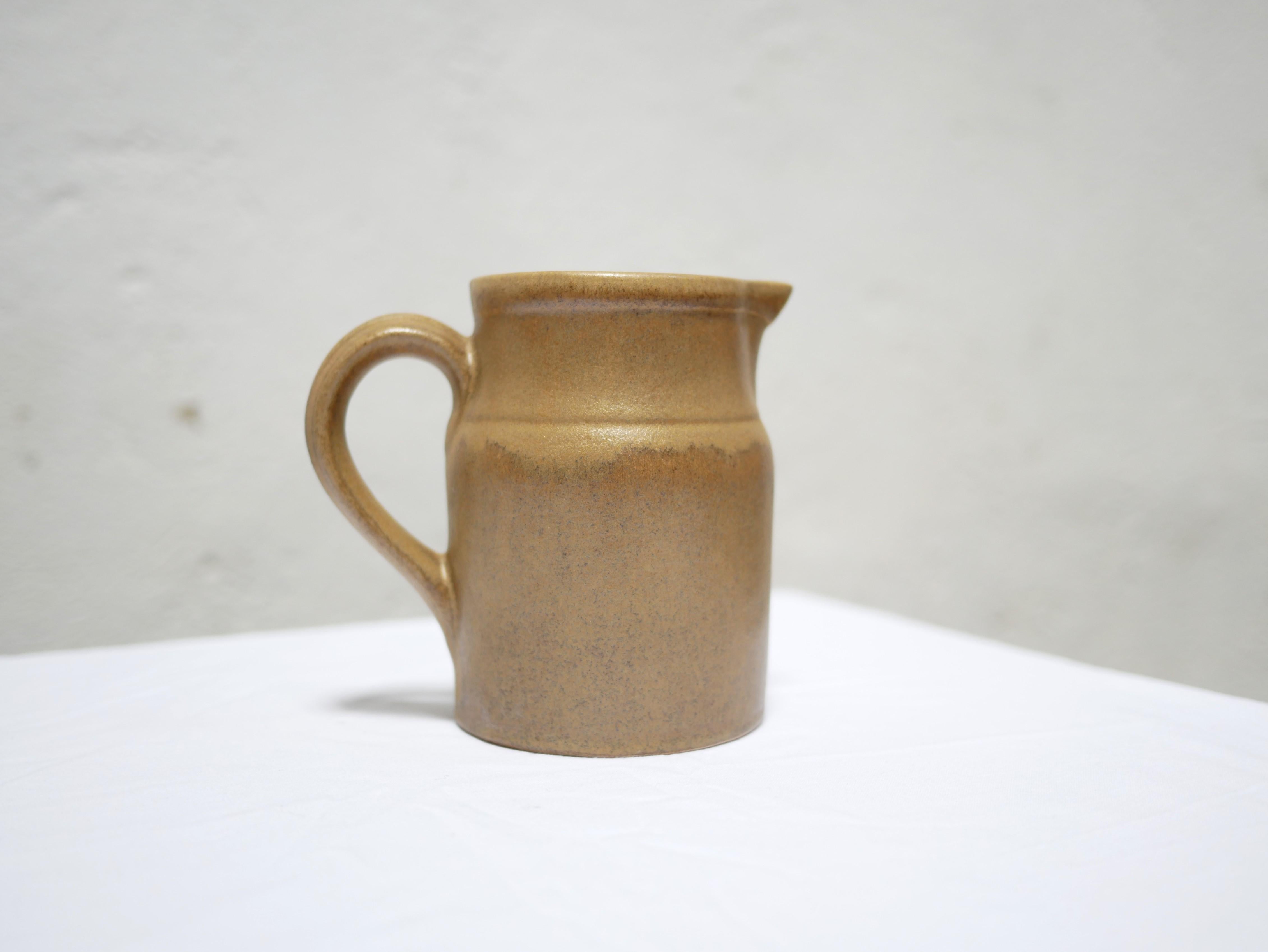 Stoneware pitcher designed by the French manufacturer Digoin in the 1960s.

With its modern shape and mineral hue, this ceramic will be perfect in a natural, refined and delicate decoration.
We simply imagine it placed on a shelf or piece of