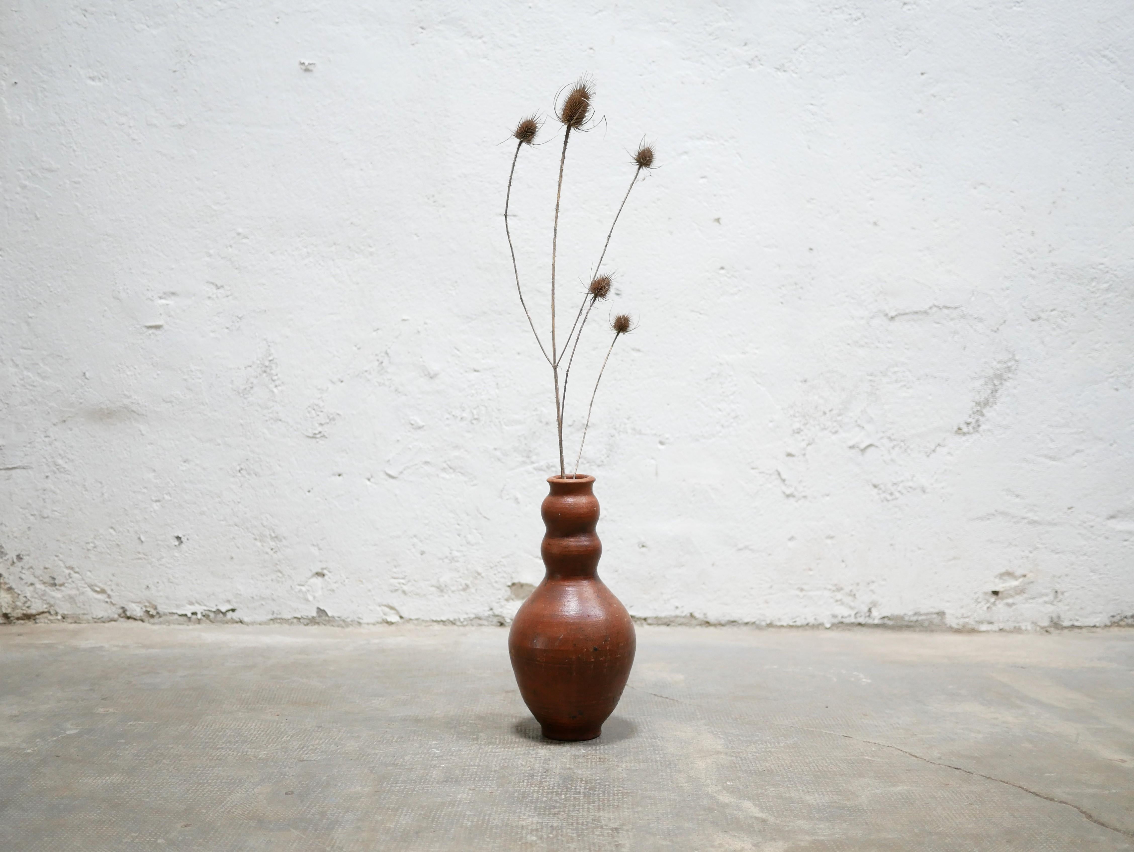 Sandstone vase from the 70s.

With its modern shape and mineral hue, this ceramic will be perfect in a natural, refined and delicate decoration.
We simply imagine it placed on a shelf or a piece of furniture, in the living room, the entrance or the