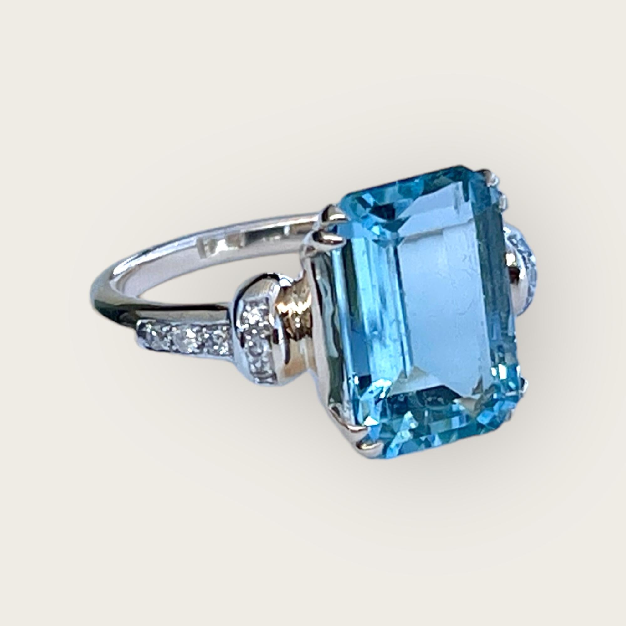 Modern Vintage Santa Maria Aquamarine Diamond Ring 18ct Yellow Gold c1950s For Sale