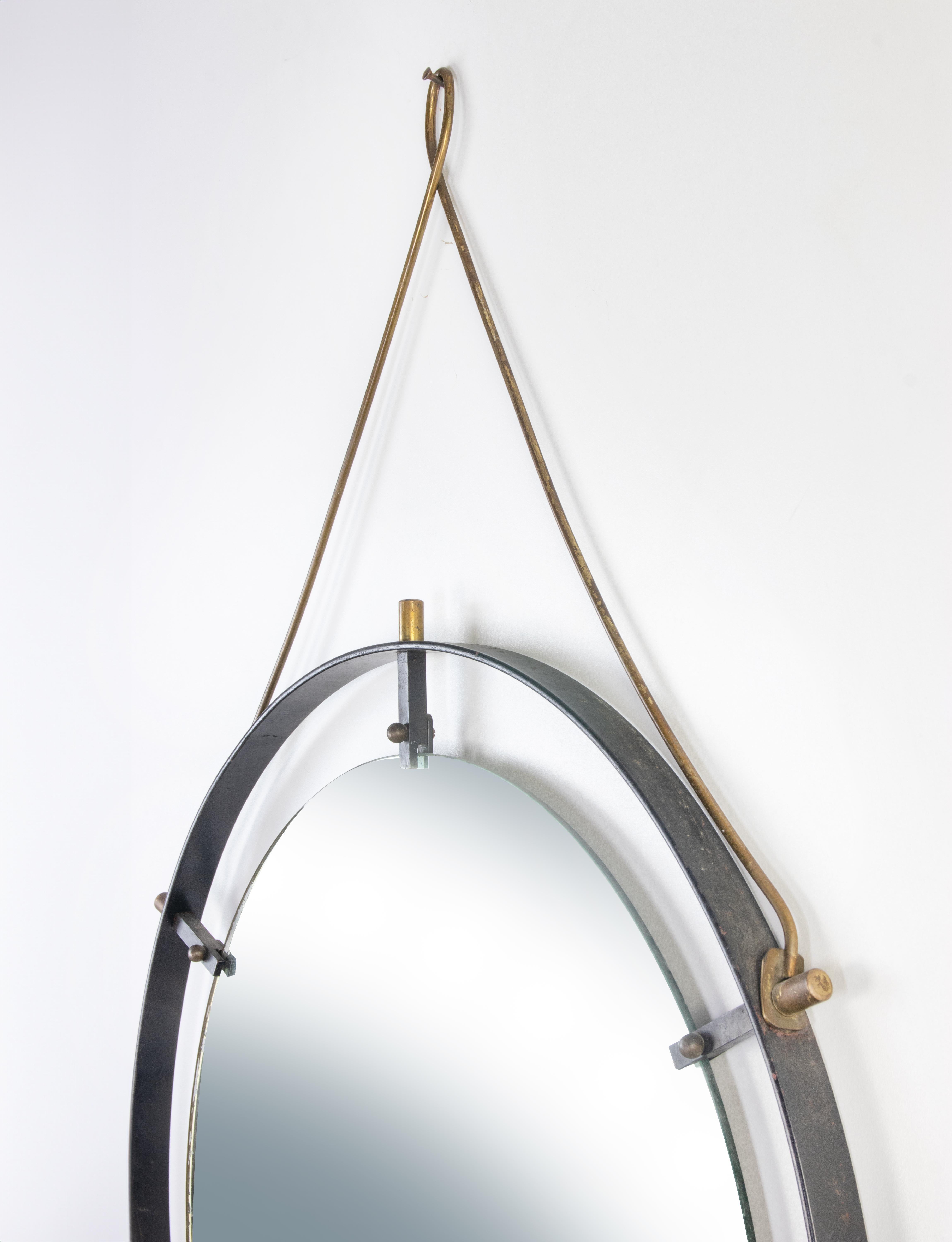 Le miroir Vintage SantAmbrogio et De Berti est un objet de design original réalisé par le designer/atelier Santambrogio et De Berti.

Cadre en acier avec détails en laiton pour ce miroir mural à collectionner.

en laiton, métal couleur fusil, avec