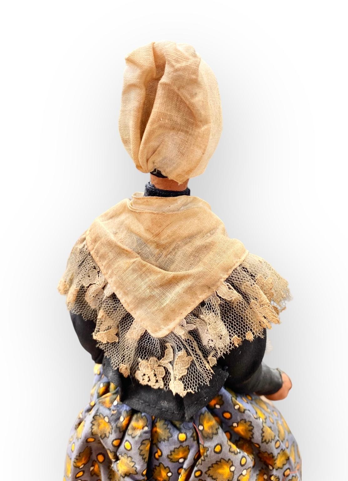 Figurine de poupée vintage Santon de Provence en argile, vieille femme tenant un pot d'argile  en vente 2