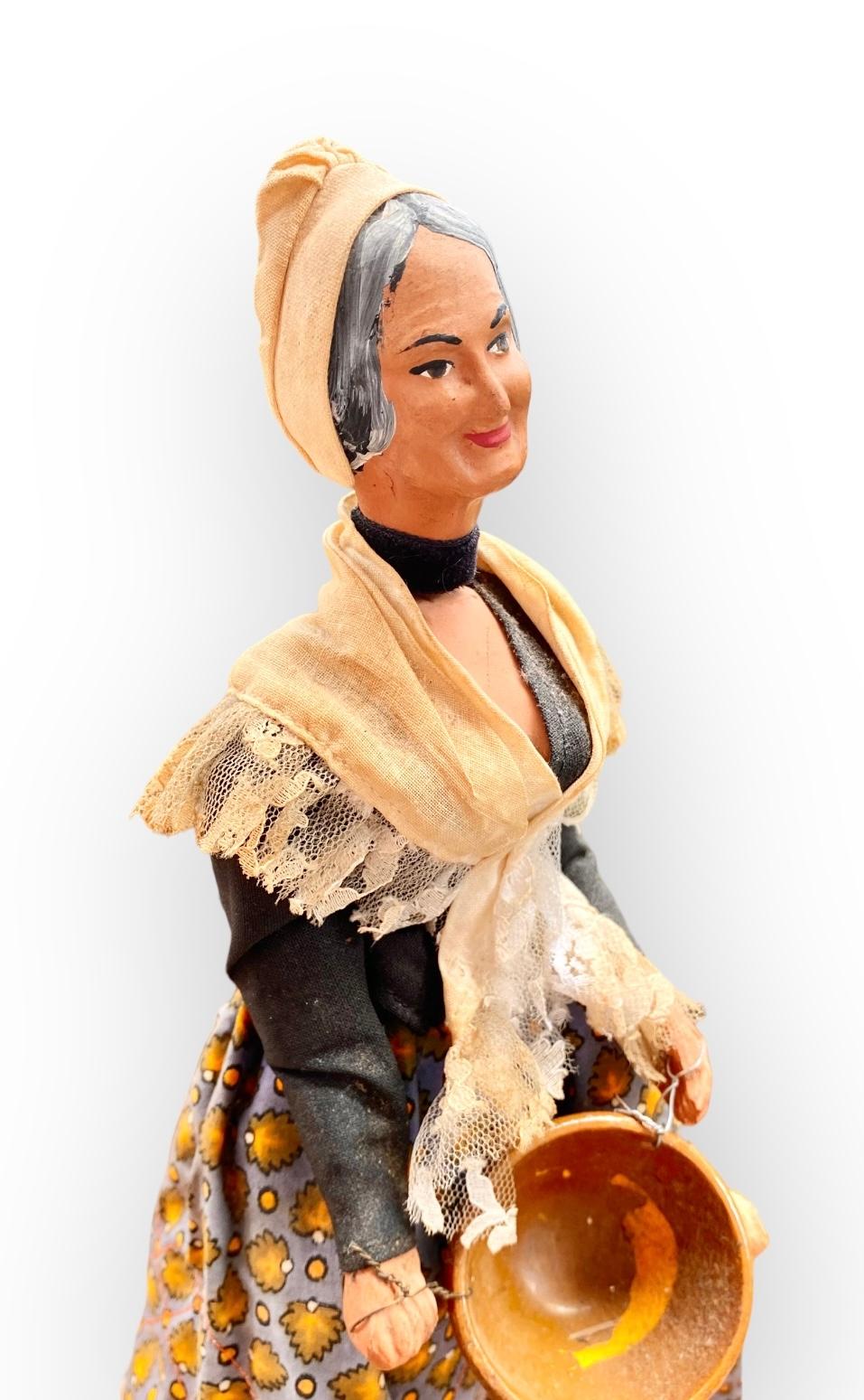 Figurine de poupée vintage Santon de Provence en argile, vieille femme tenant un pot d'argile  en vente 3