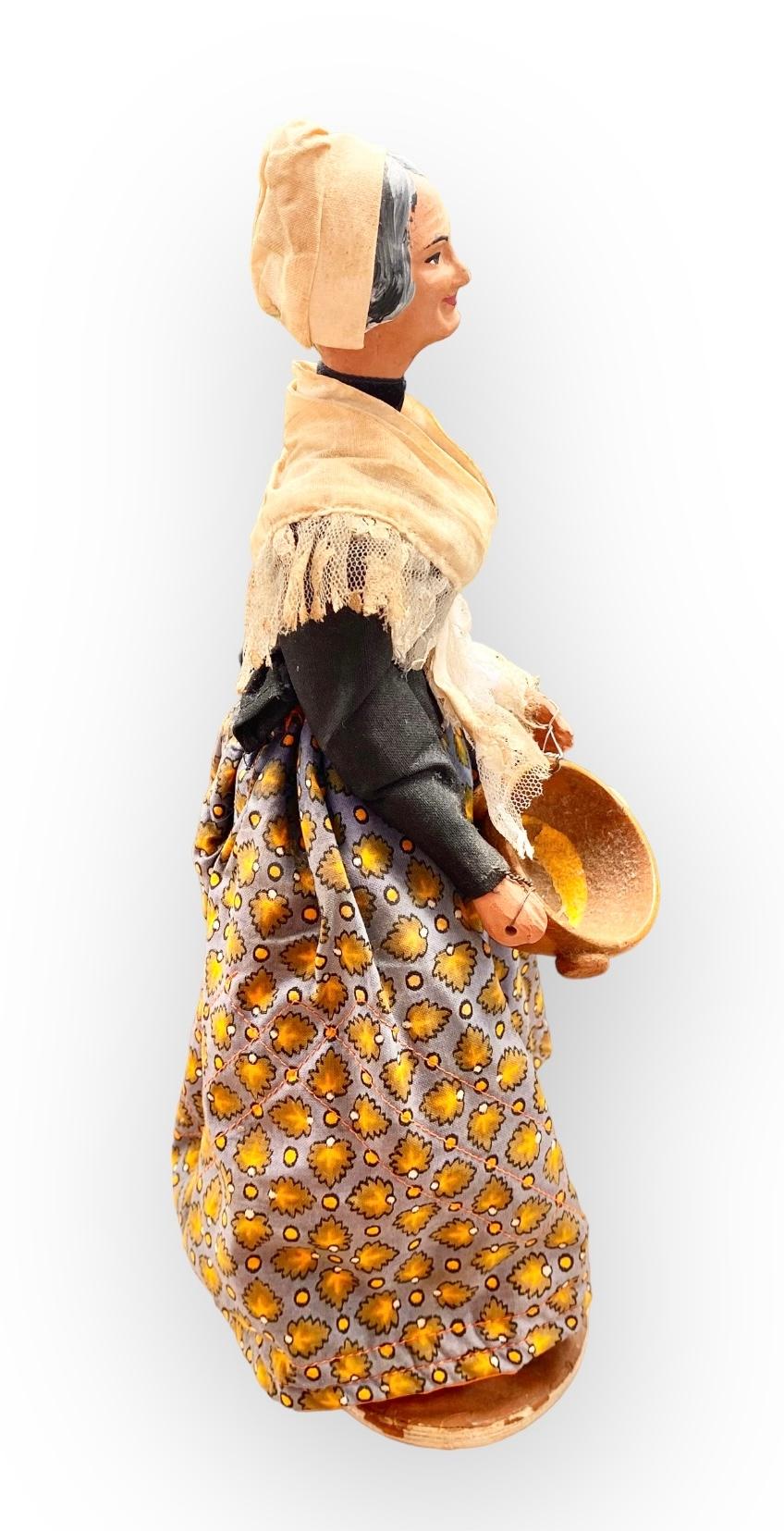 Figurine de poupée vintage Santon de Provence en argile, vieille femme tenant un pot d'argile  en vente 7